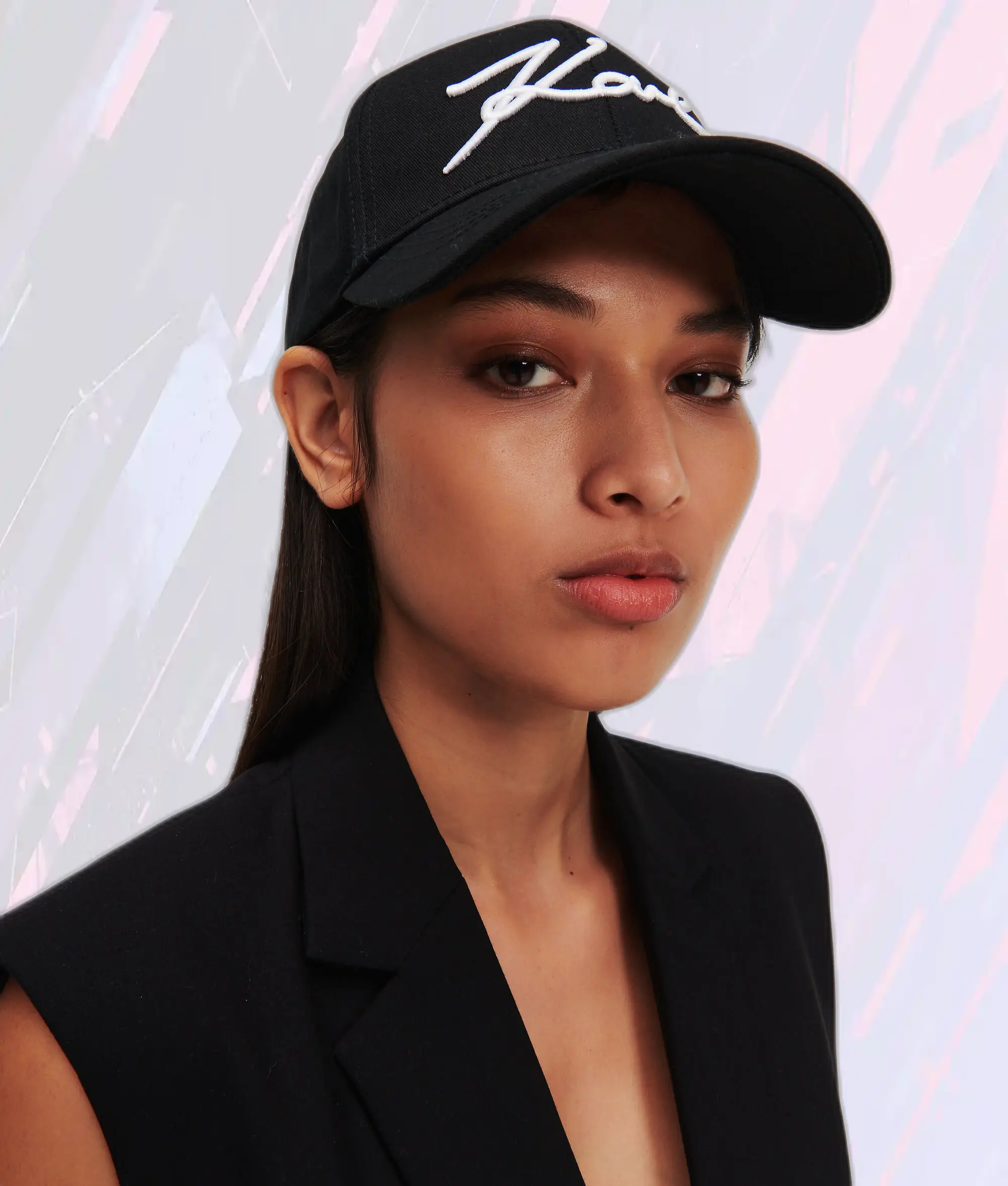 Casquette Karl Lagerfeld Noir à Logo Emblématique - Design Signature avec Bordure Contrastée