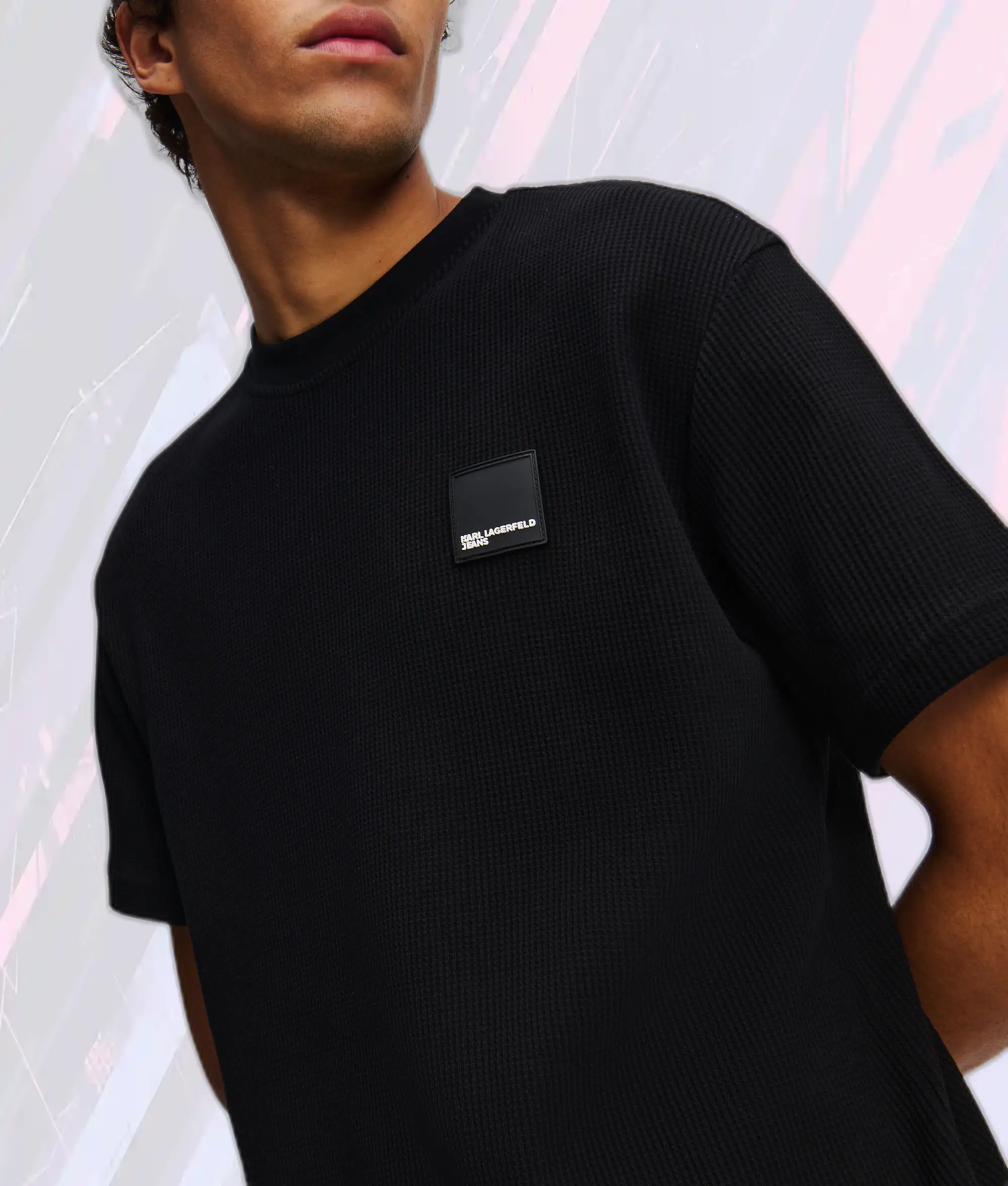 Élégant Tee-Shirt Noir à Motif Gaufré par Karl Lagerfeld