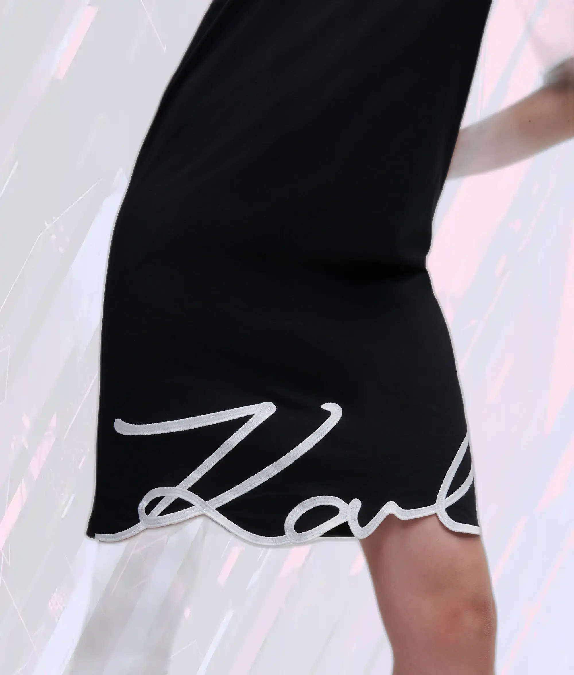 Robe T-shirt noire élégante Karl Lagerfeld avec ourlet signature