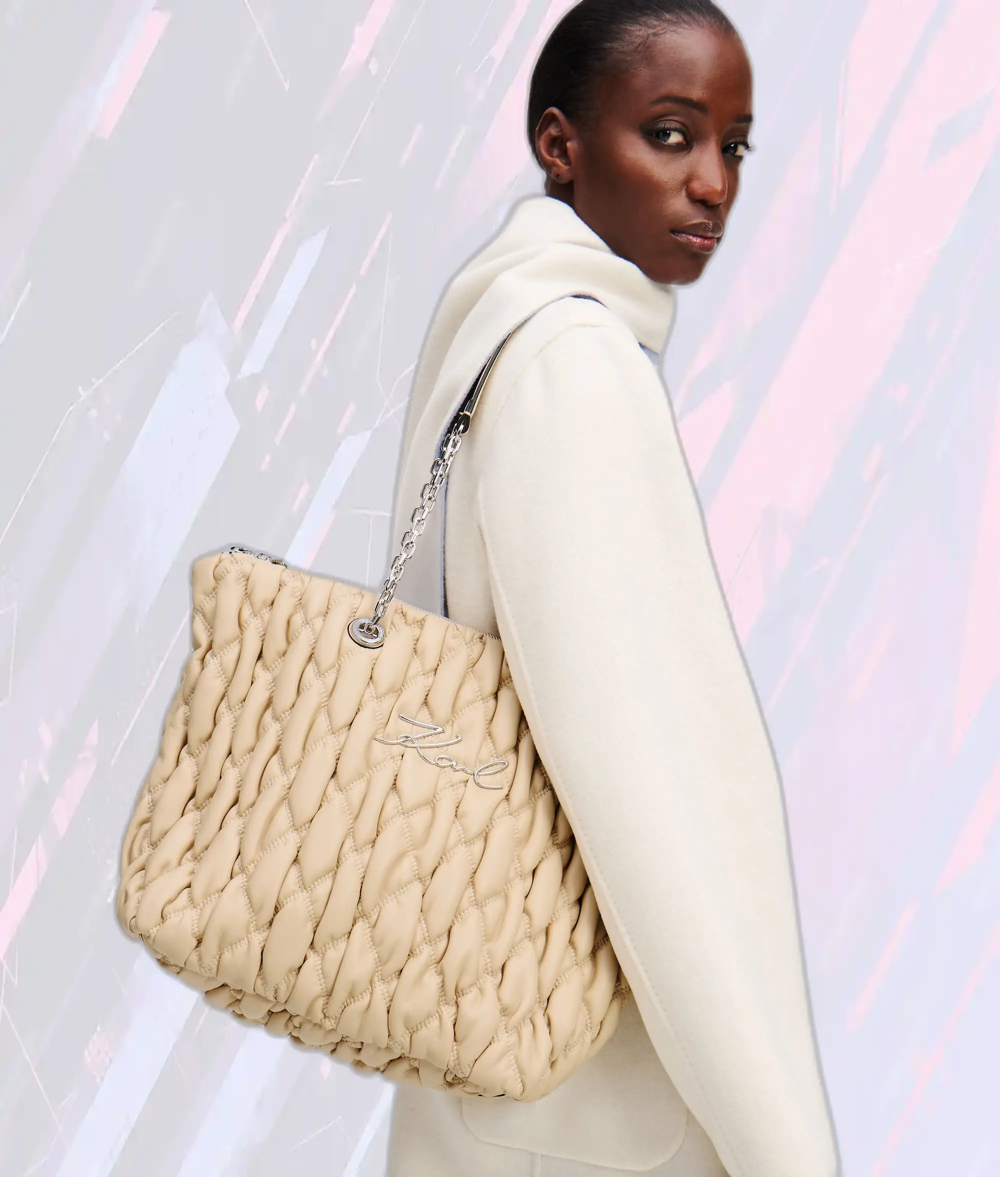 Karl Lagerfeld Sac Cabas Élégant en Tissu Trench Beige Sable avec Logo Signature K et Détails Matelassés Luxe