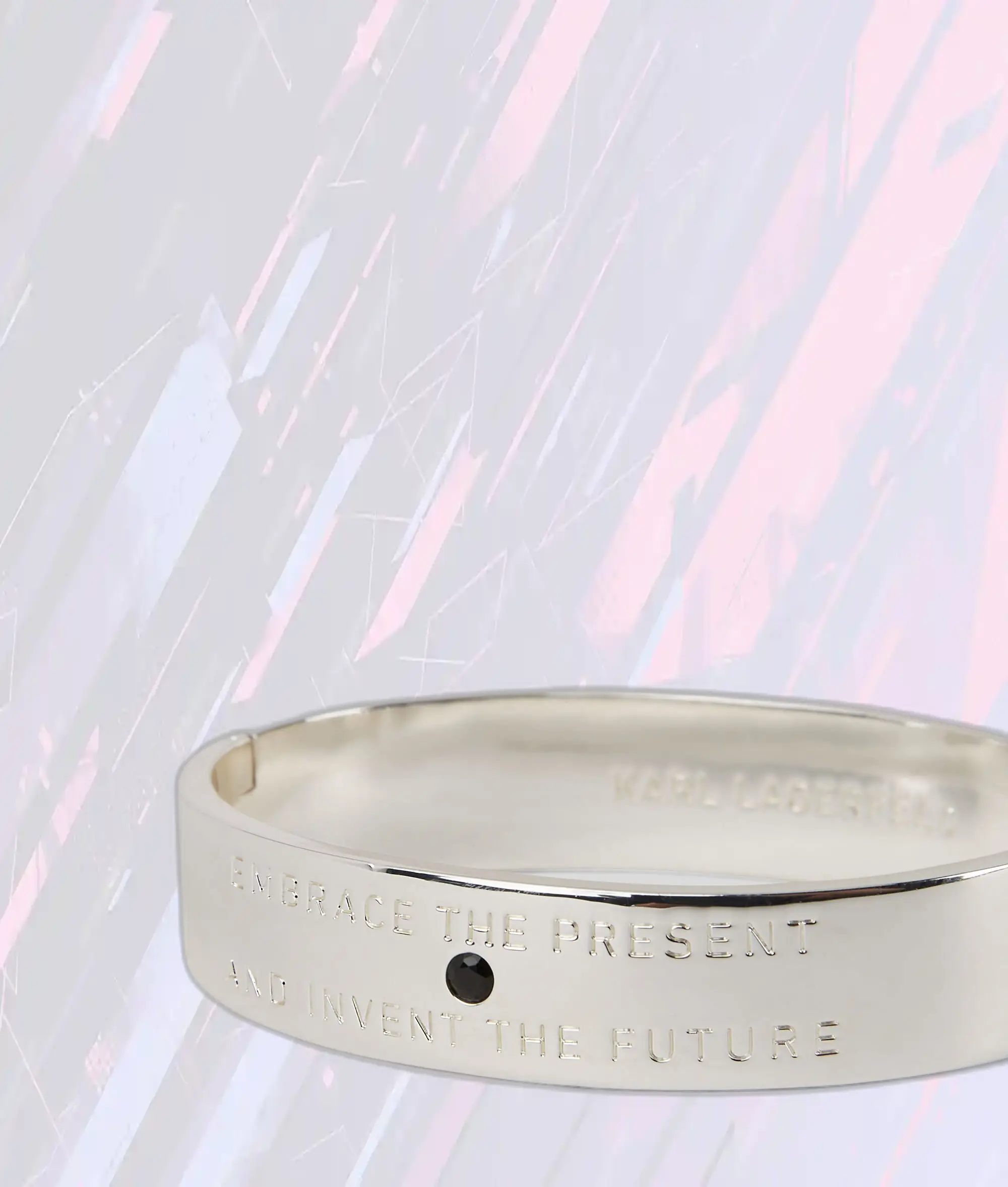 Bracelet Karl Lagerfeld en Argent avec Gravure de Citation Iconique - Accessoire de Mode Stylé