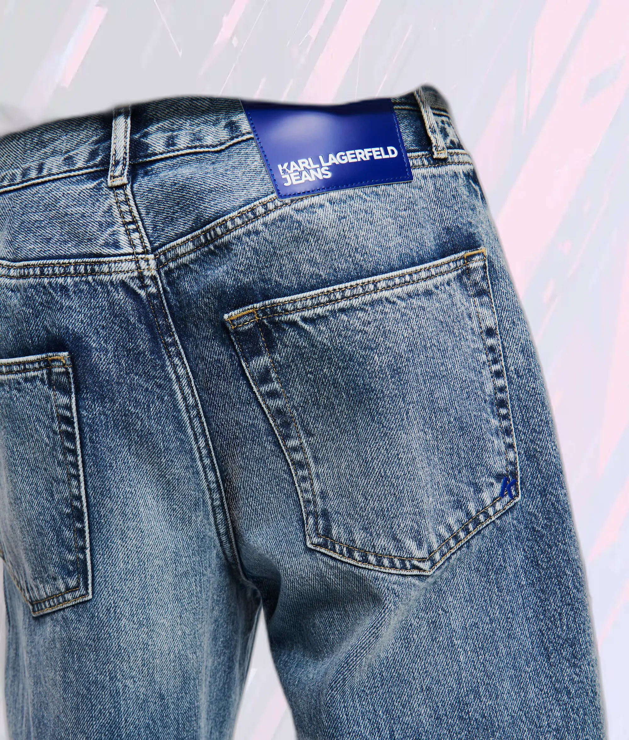 Karl Lagerfeld Paris - Pantalon Jean Décontracté en Bleu Minéral avec Détails Graphiques
