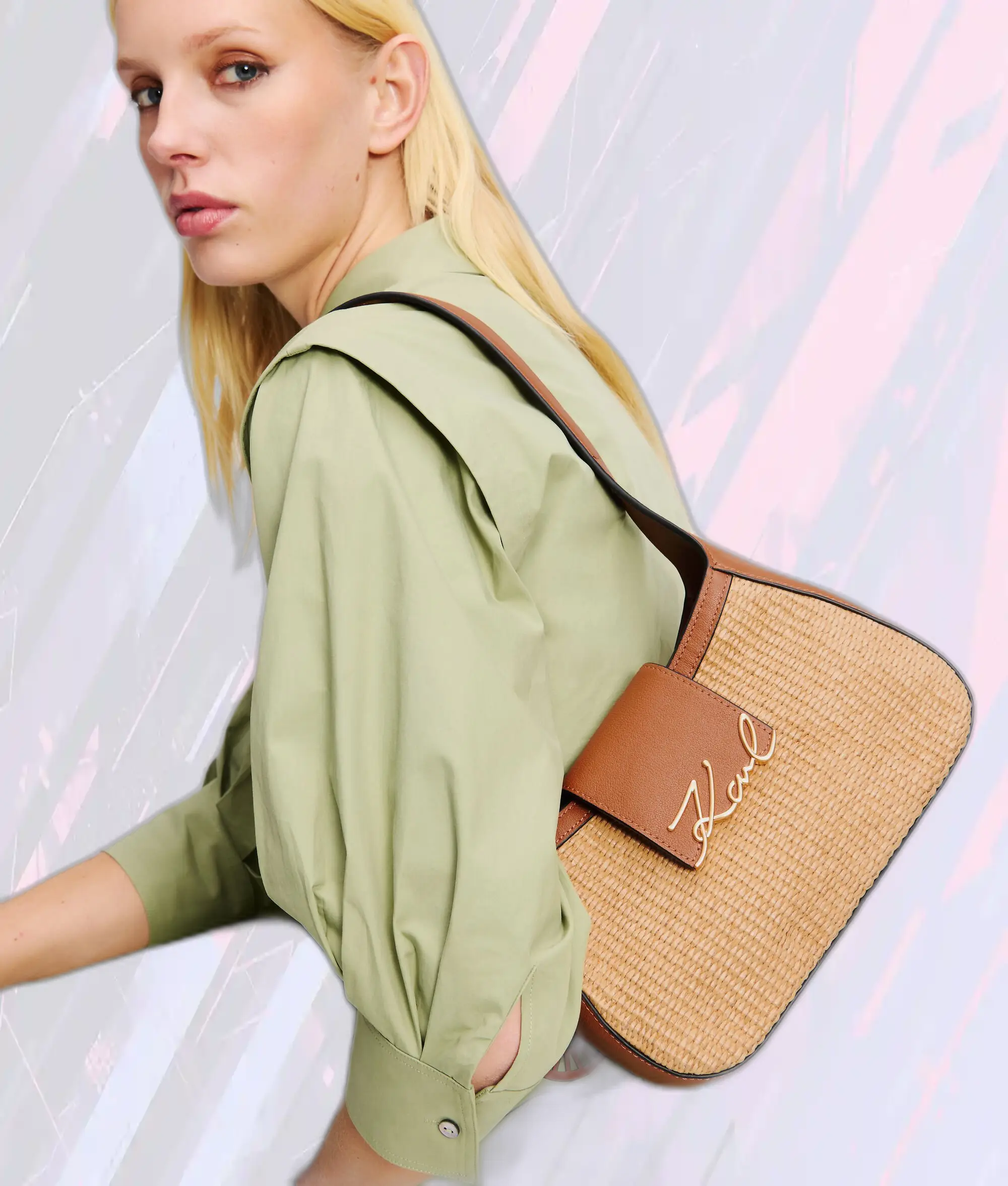 Sac Bandoulière Rafia Karl Lagerfeld - Édition Signature en Taille Compacte, Teinte Sable Naturel avec Structure Rigide et Détails Dorés