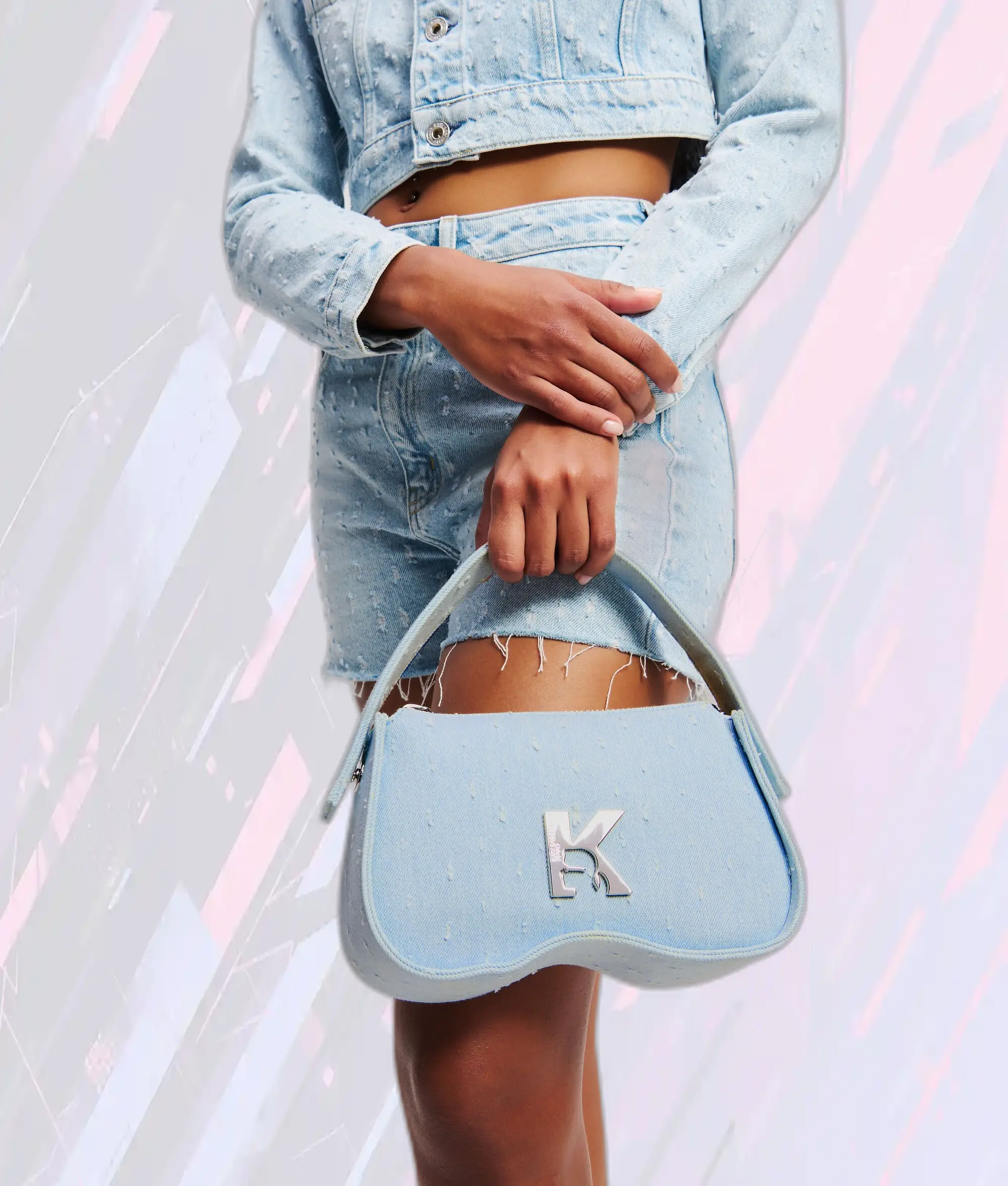 Lunettes de Soleil Karl Lagerfeld Bleu Délavé en Bouclé - Sac Élégant à Poignée Supérieure en Tissu Texturé