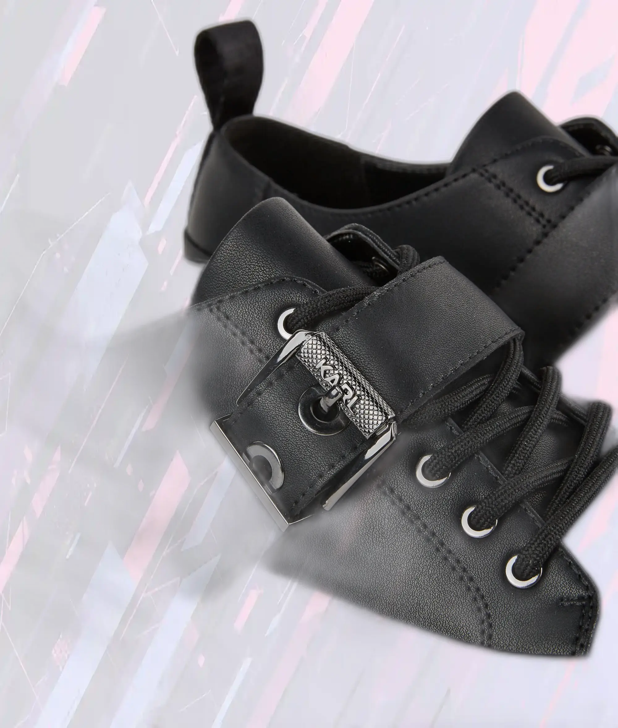 Chaussures Karl Lagerfeld Brooke en Cuir Noir avec Détail Boucle Argentée - Modèle à Embout Pointu Élégant - Style Contemporain avec Fermeture Ornementale