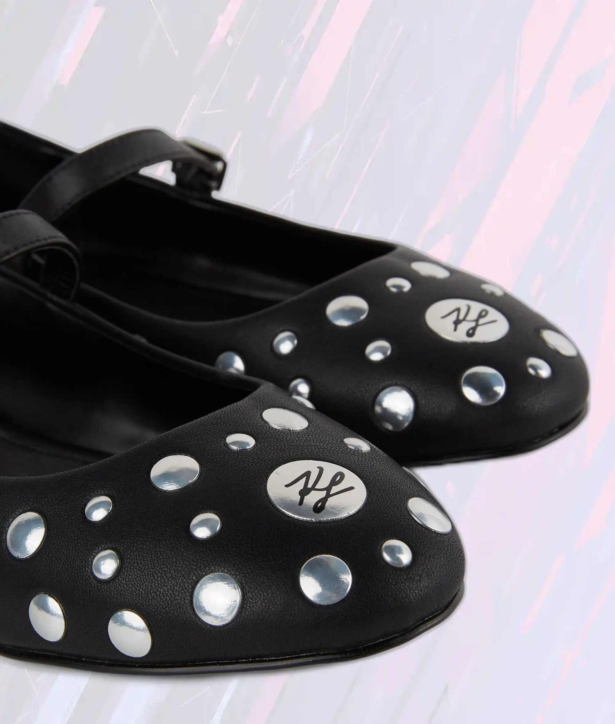 Escarpins Karl Lagerfeld Noir/Argenté à Motif Karo et Clous Miroir - Détails Métallisés et Élégance Audacieuse