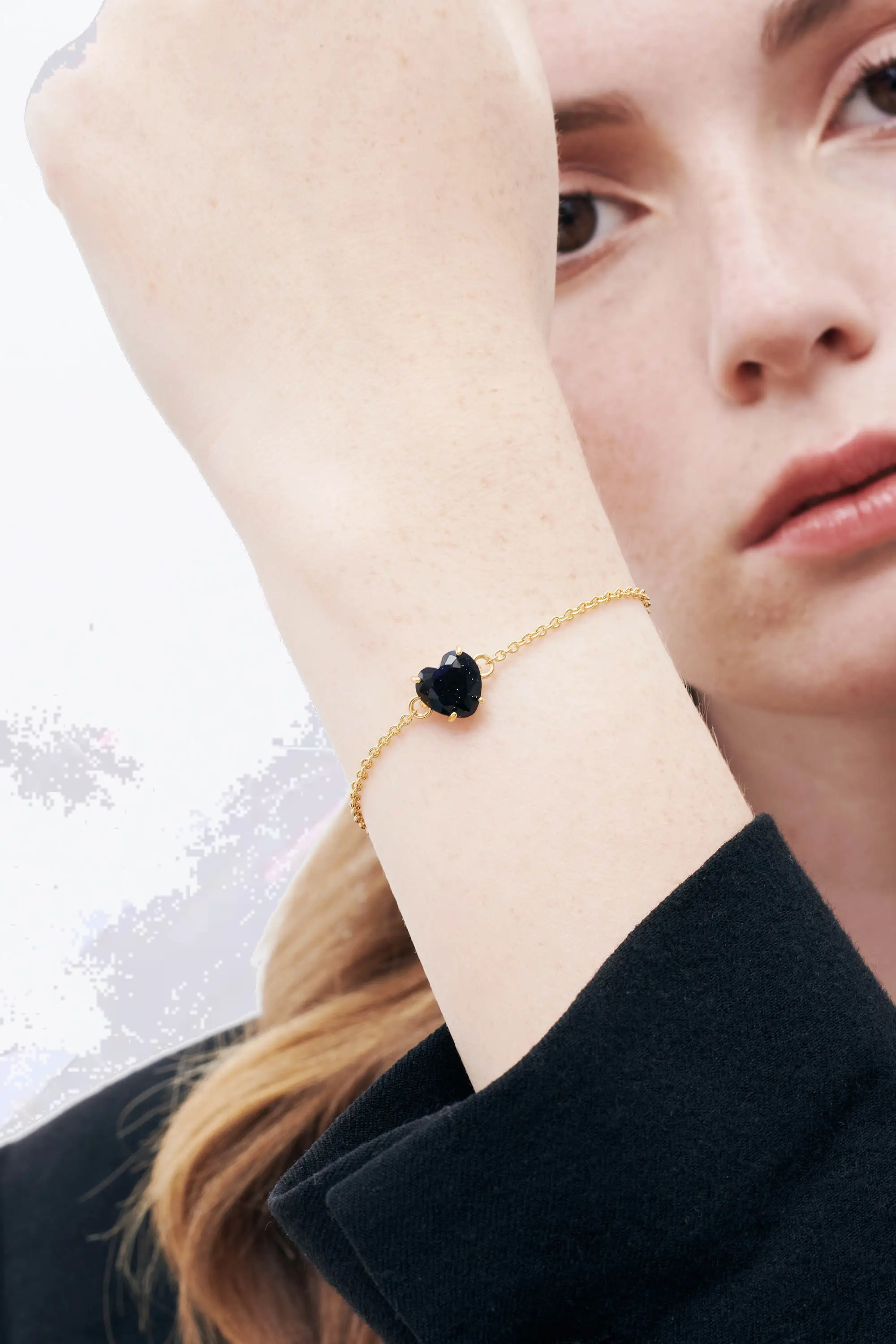 Bracelet élégant en pierre précieuse cœur bleu saphir avec incrustations cristallines et finitions scintillantes - Les Néréides