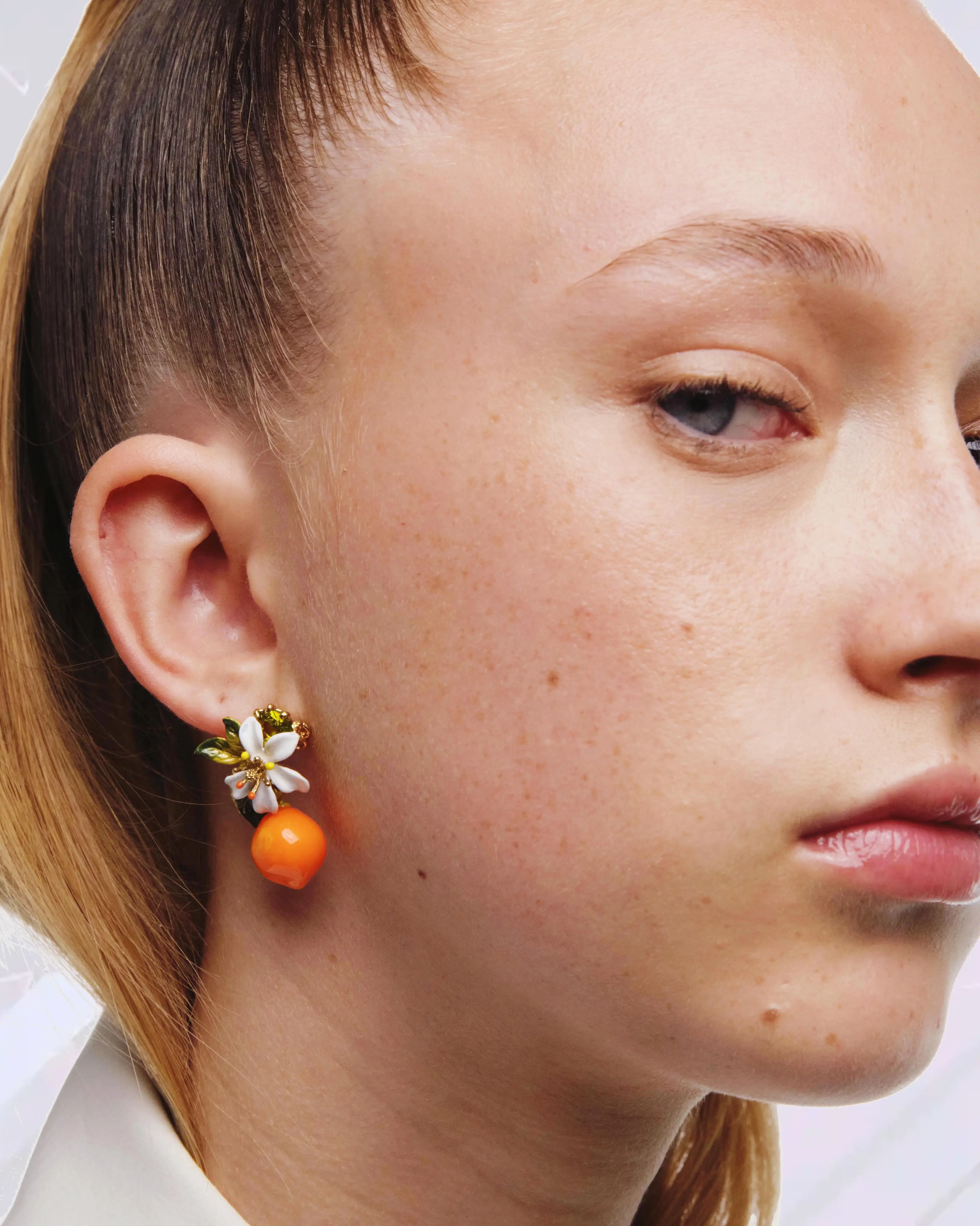Boucles d'oreilles vibrantes Les Néréides - Nuances orangées et pétales nacrés aux effluves d'agrumes