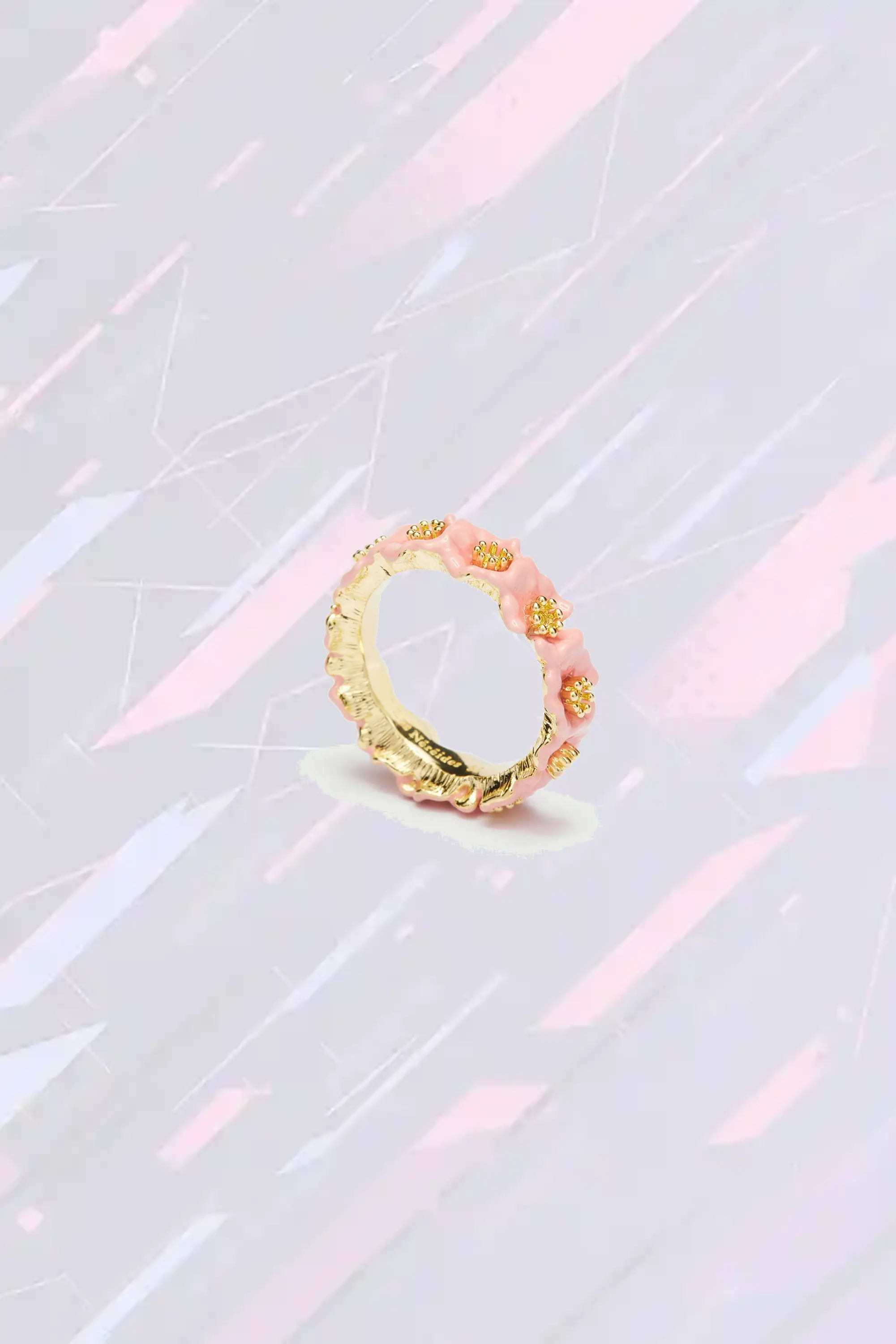Bague féminine Les Néréides ornée de motifs floraux rosés et d'étamines dorées