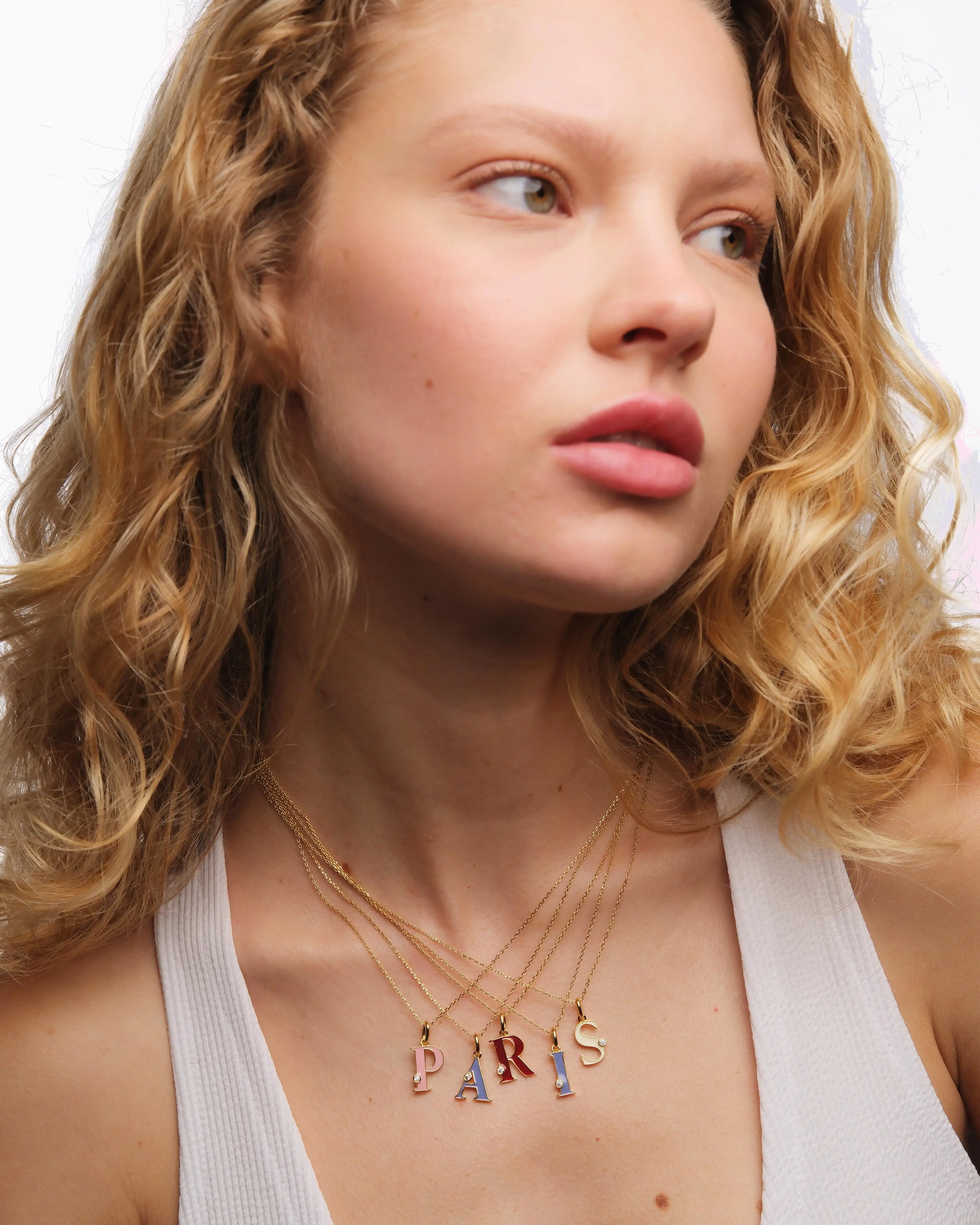 Néréides Collier Charmant Médaillon Lettre R Élégante