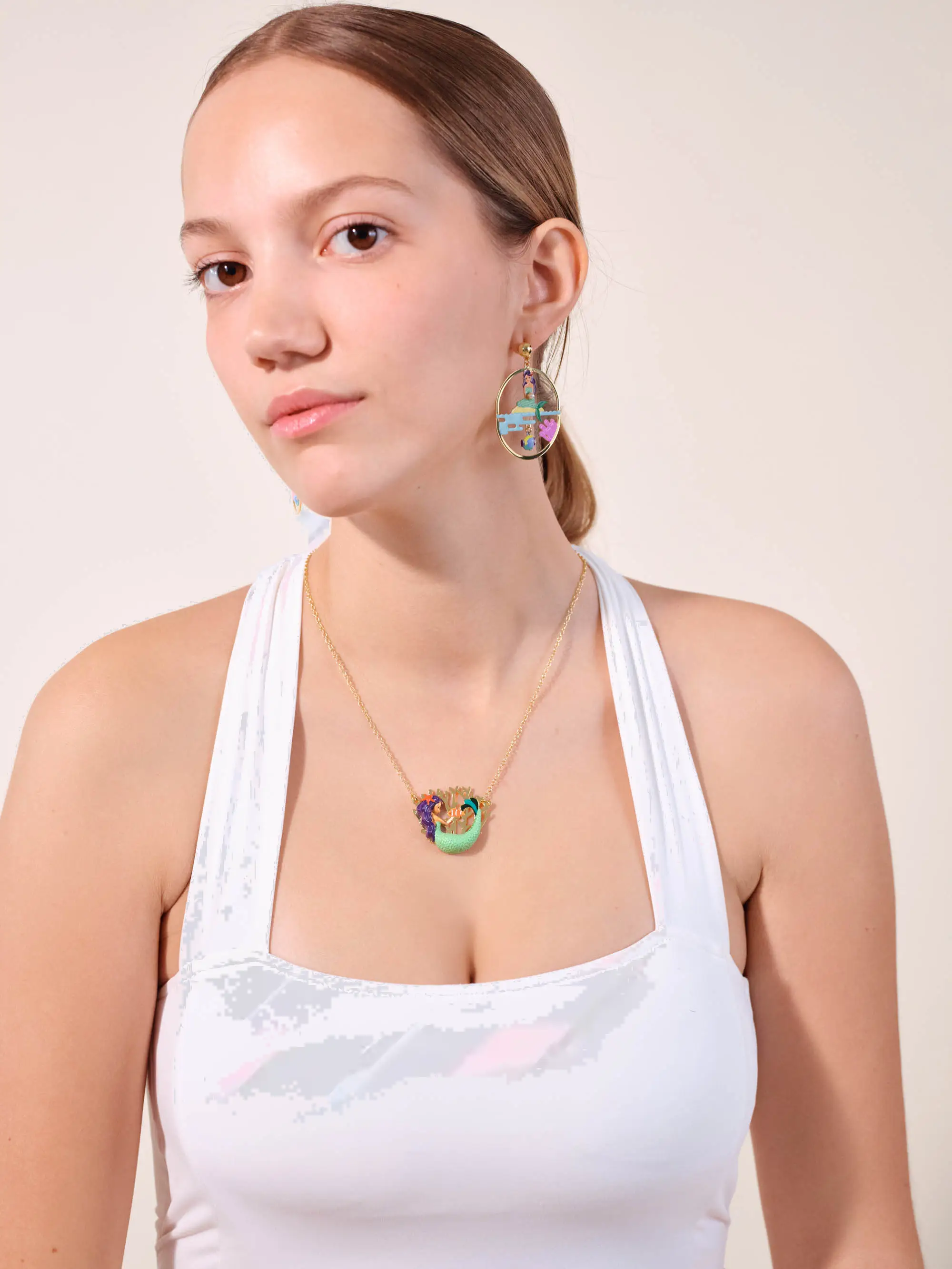 Les Néréides - Pendentif Élégant en Forme de Sirène avec Motif Corail Doré
