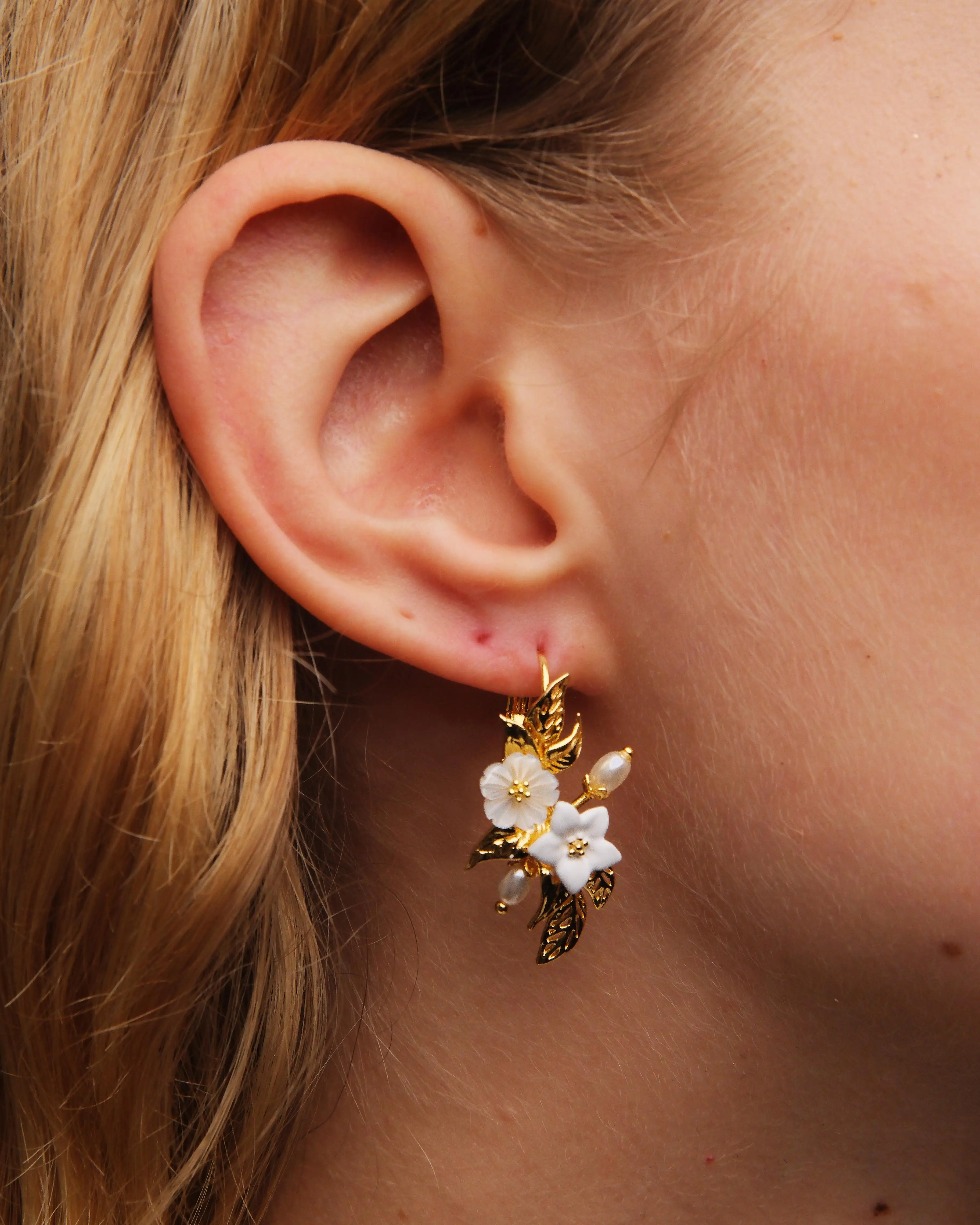 Écrins d'oreilles florales jasmin de Grasse et feuillage plaqué or 24 carats - Création Les Néréides