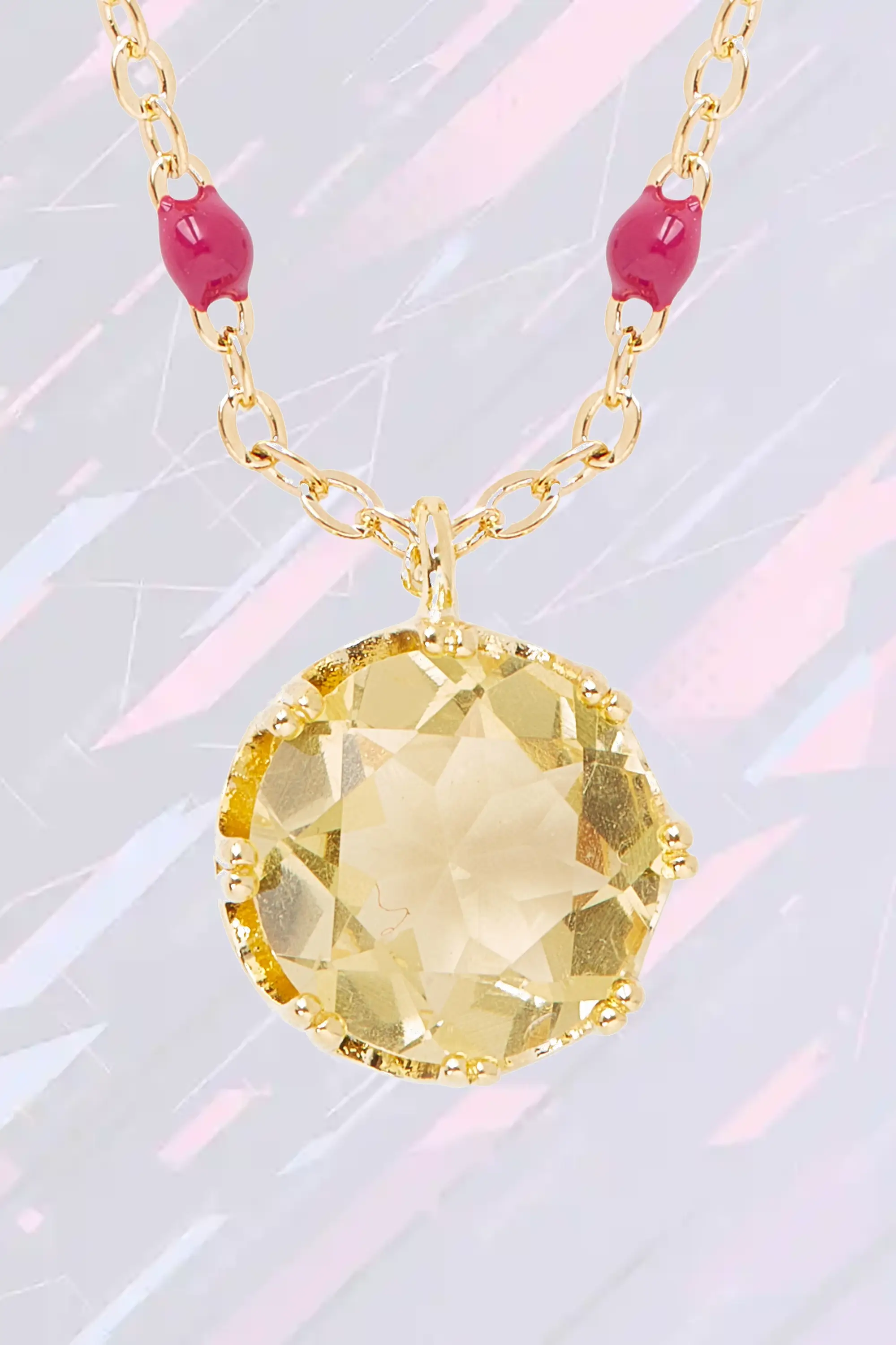 Collier doré à pendentif en citrine sphérique finement ciselé