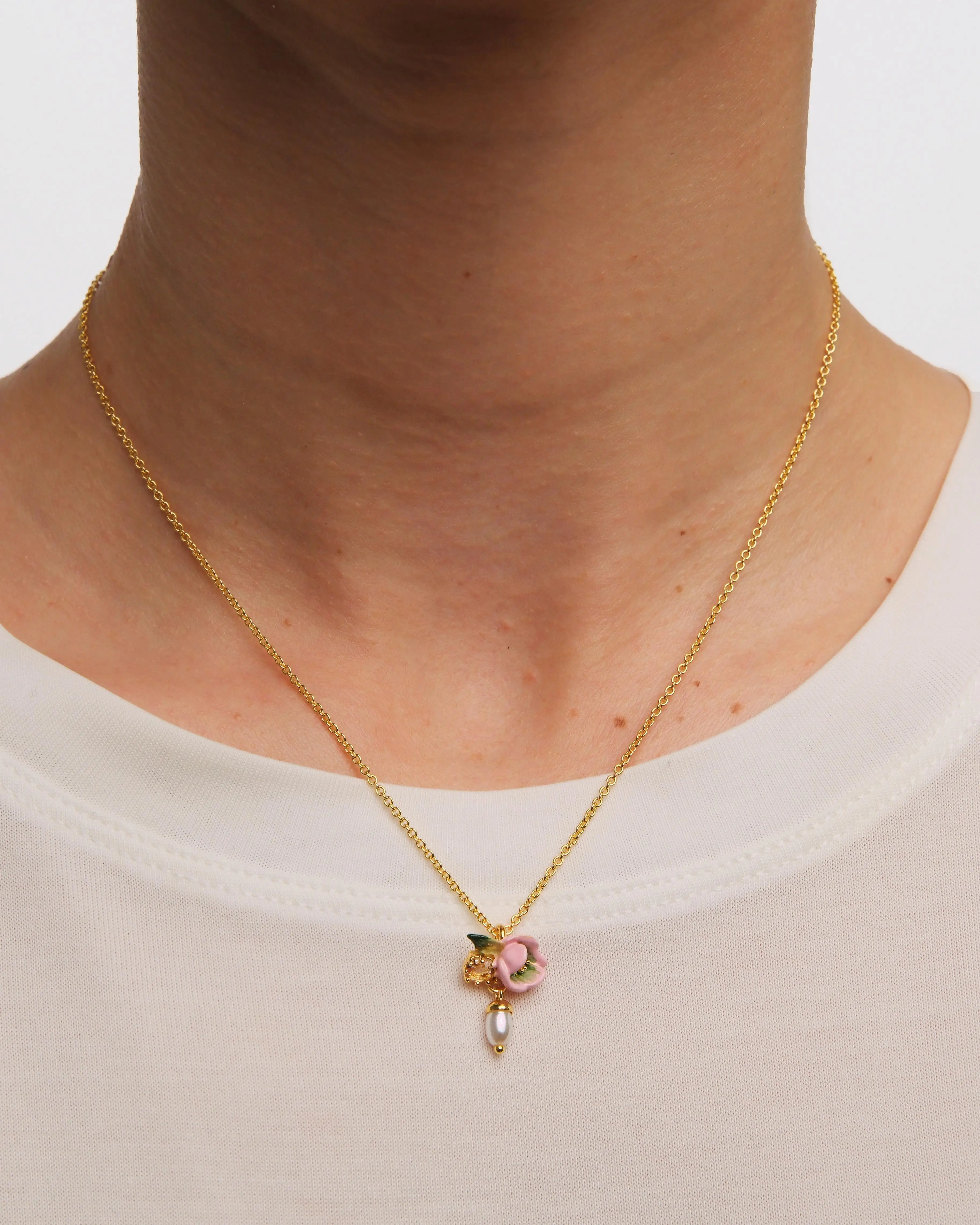 Collier fantaisie Les Néréides avec pendeloque florale hellébore rosée et perle nacrée