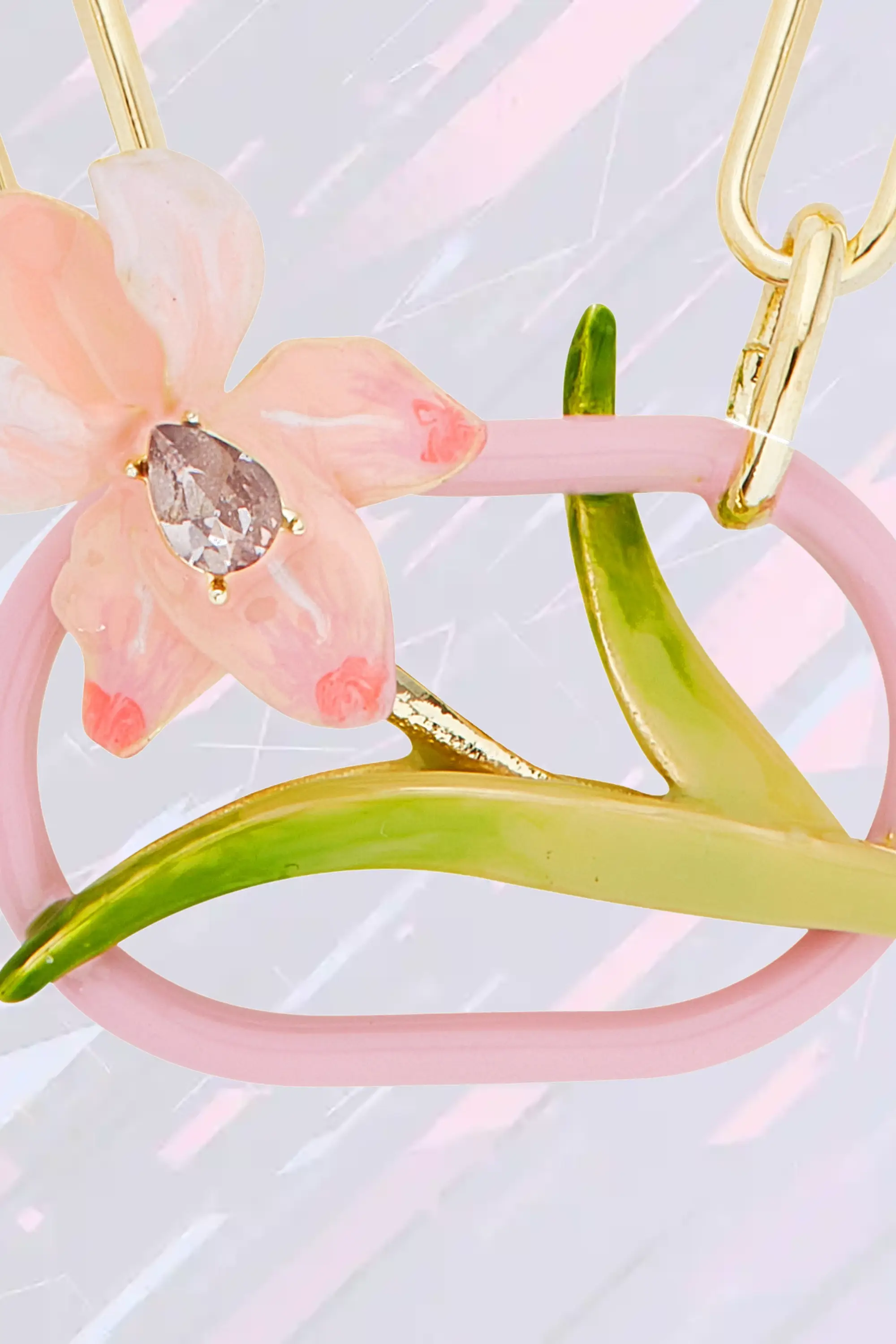 Les Néréides Chaîne ajustée fleur d'iris aux teintes rosées nuancées