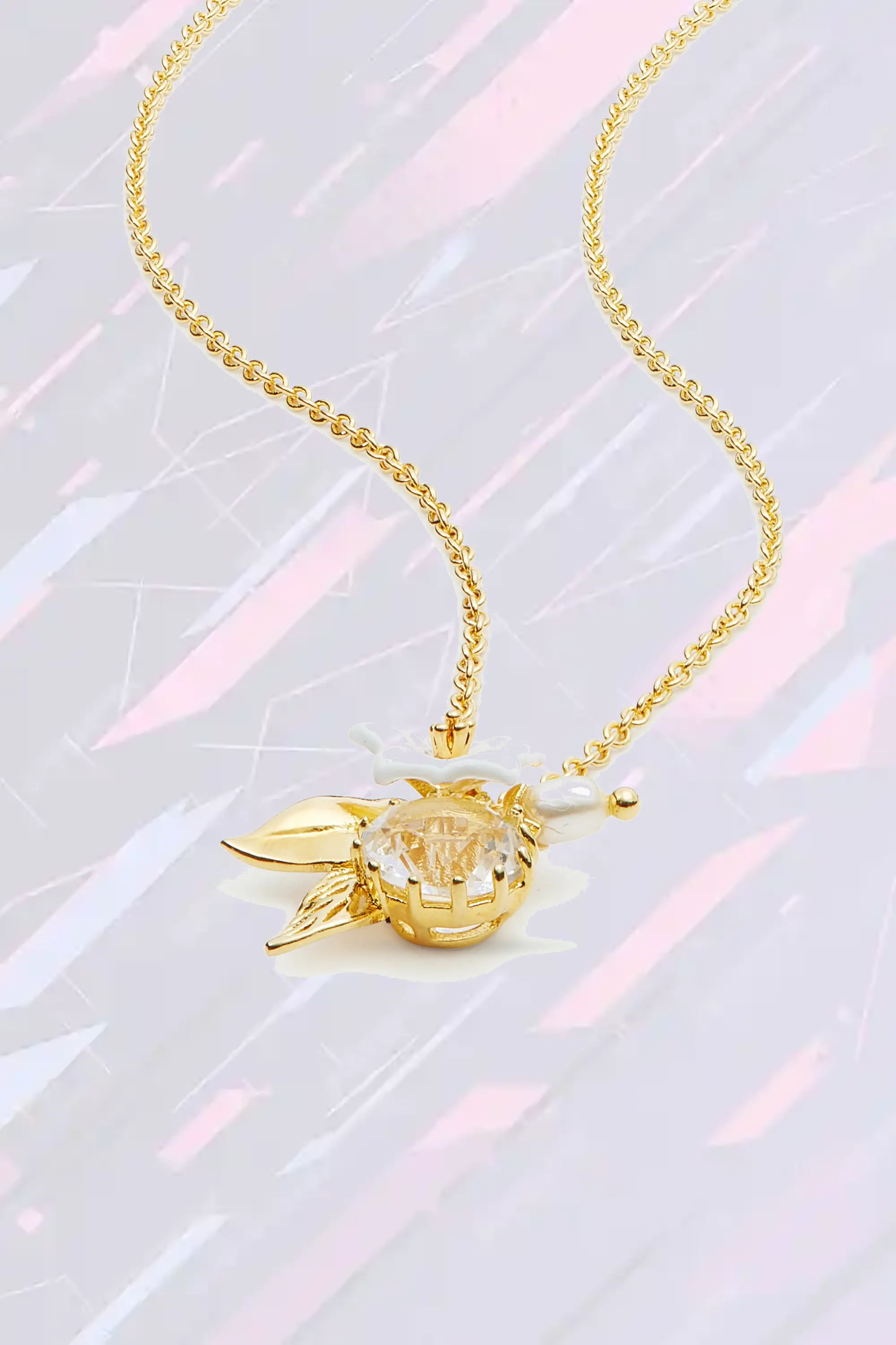 Collier doré Les Néréides avec fleur de jasmin blanc, perle baroque et cristal taillé à facettes