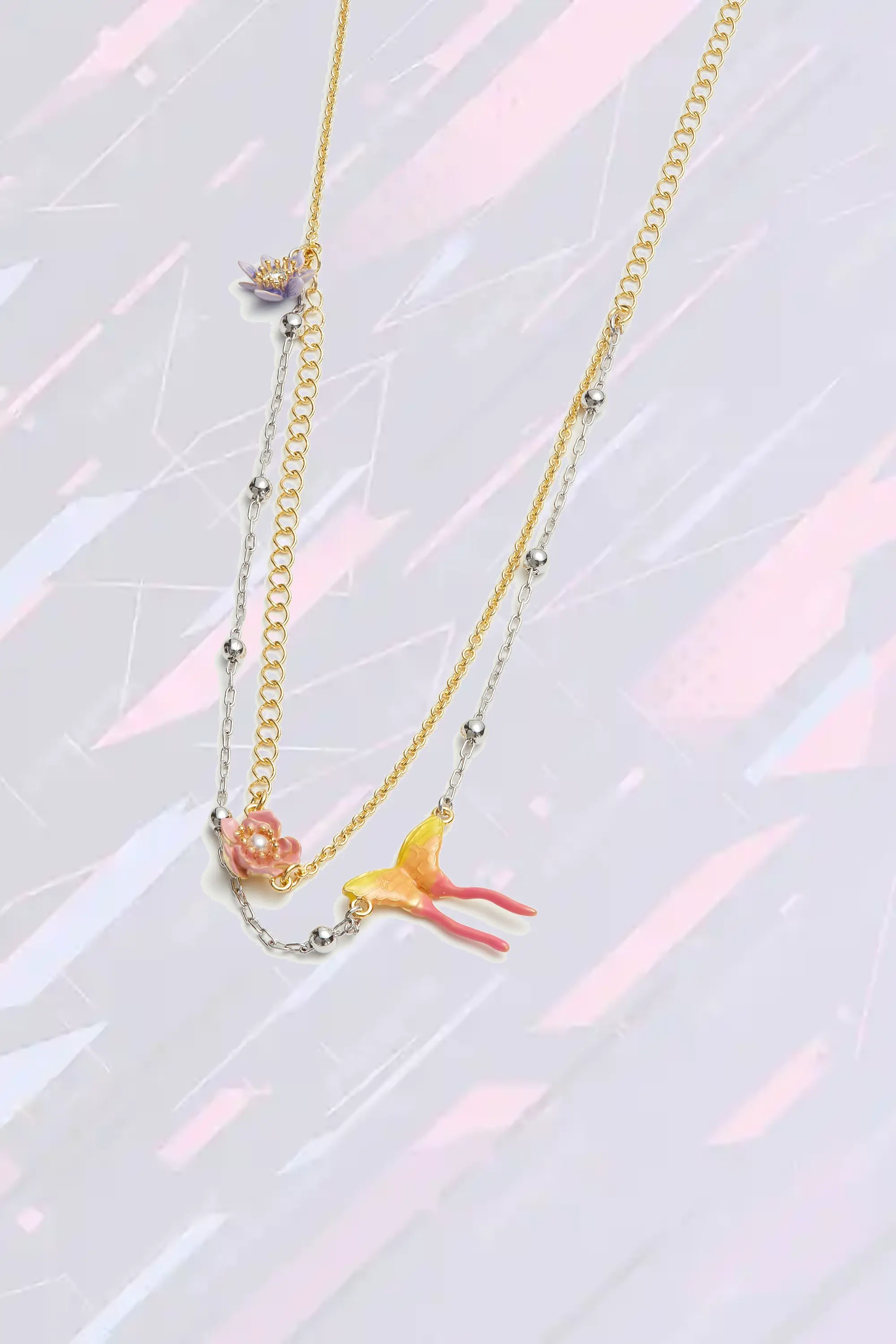 Collier Les Néréides à deux brins nuancés, motifs floraux de magnolia et ailes délicates