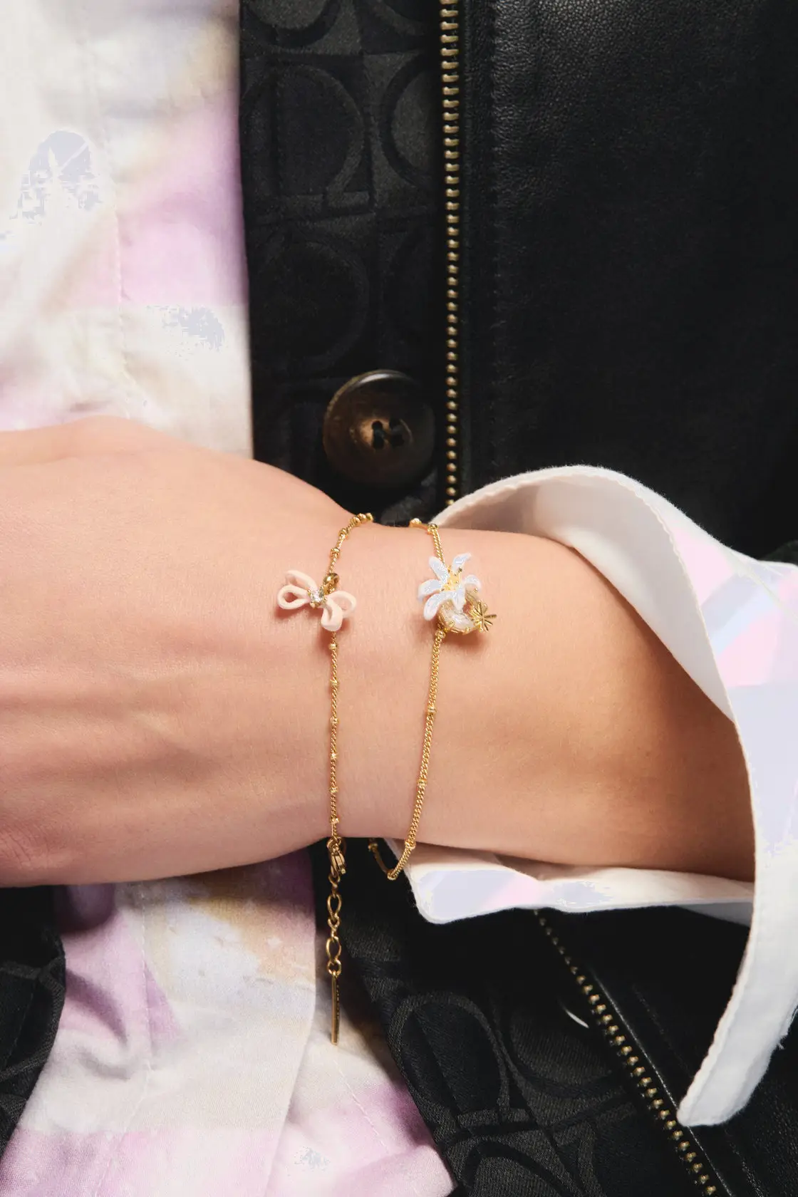 Bracelet Les Néréides avec pendentif ruban fleuri en tonalité poudrée