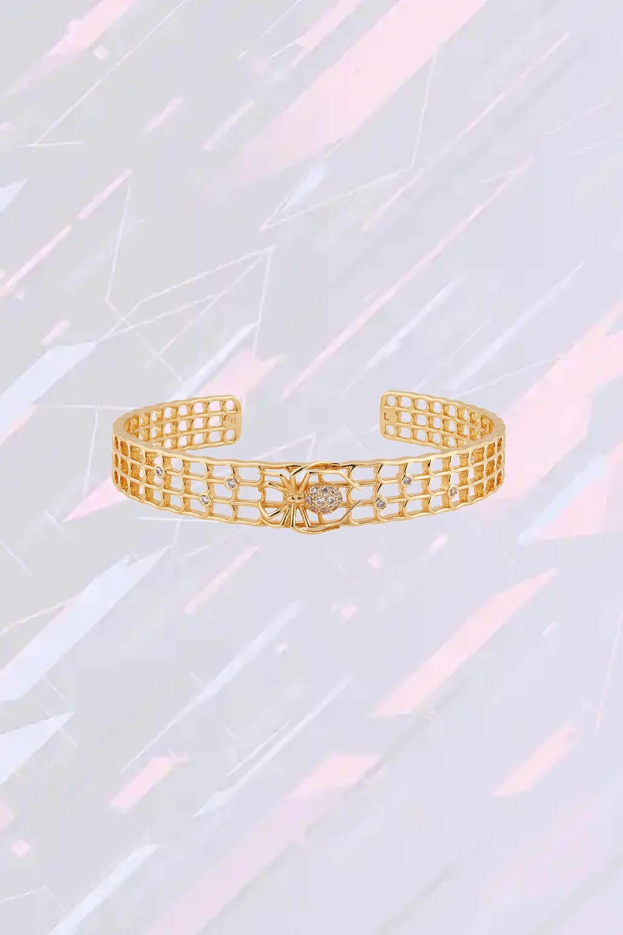 Les Néréides Bracelet-jonc en or fin délicatement ajouré avec émaillage, motifs araignée et incrustations de cristaux scintillants