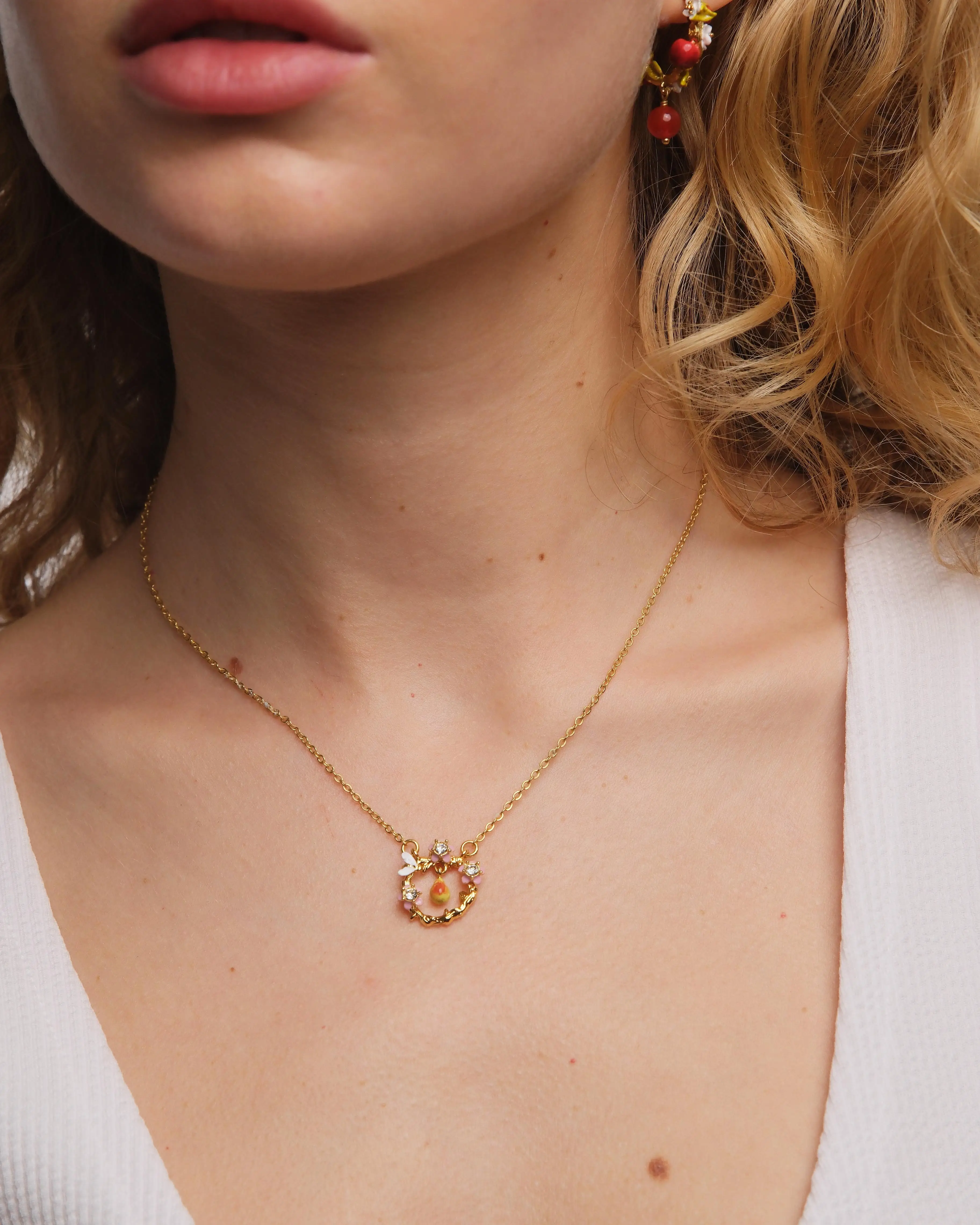 Collier fantaisie Les Néréides en métal argenté avec pendentif floral - composition printanière de poire cristallisée, pétales de pommier et insecte butineur
