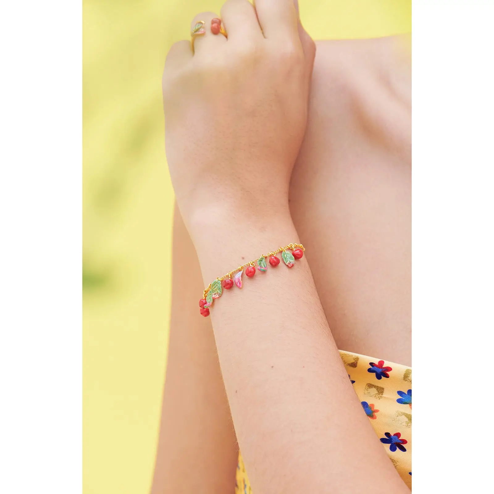 Bracelet à breloques Les Néréides - Motif printanier cerises rubis et feuillage émaillé