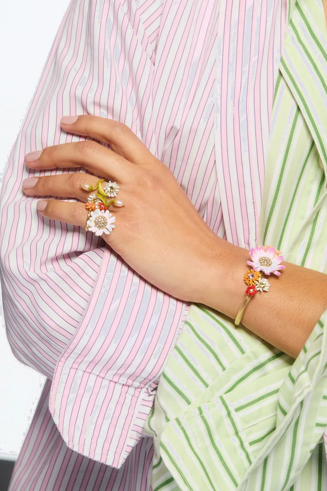 Bracelet Les Néréides en métal travaillé - Motif botanique pâquerettes fines et zinnias stylisés