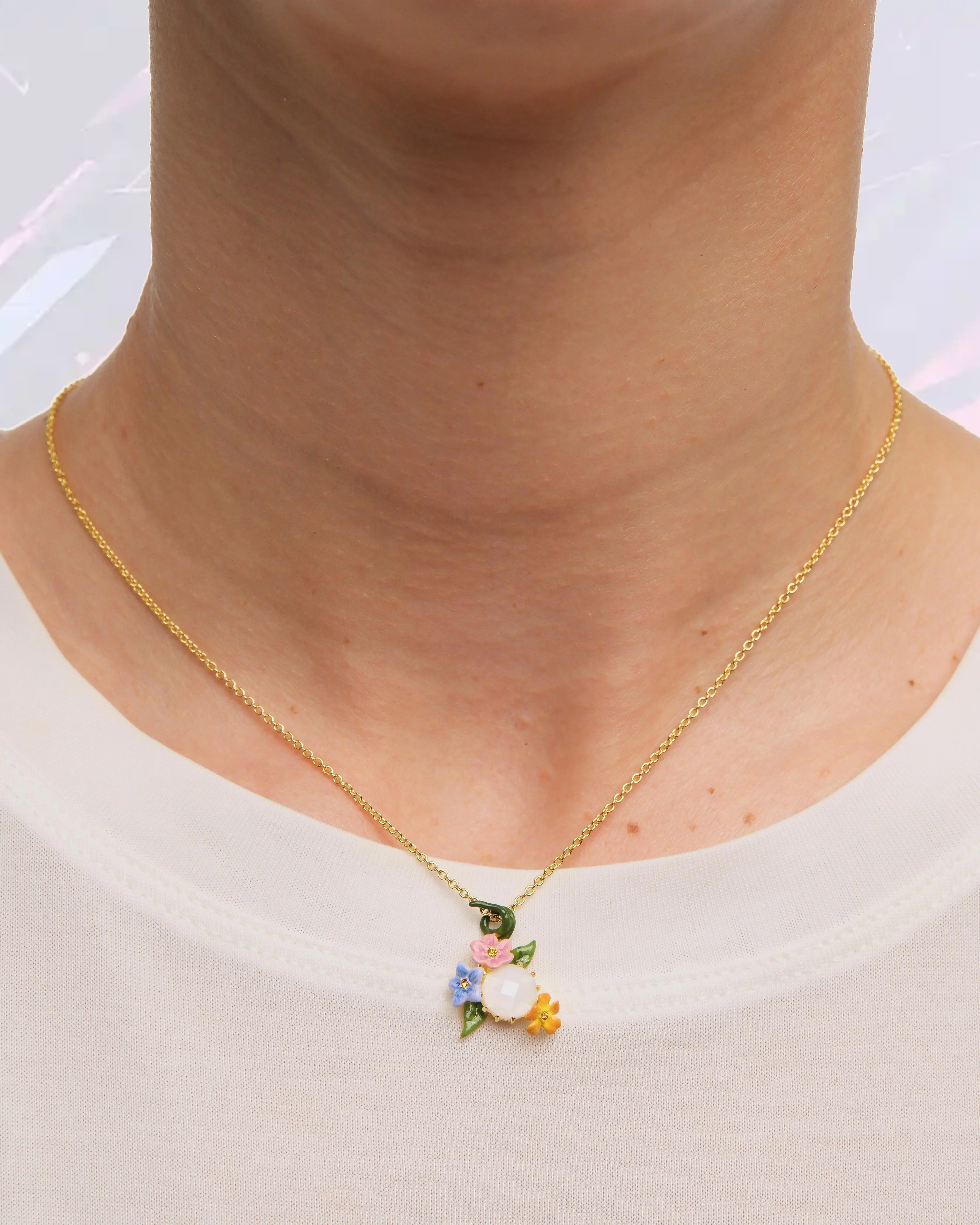 Collier Les Néréides - Pendentif floral en jasmin nacré à triple pétales sertis de cristaux éclatants