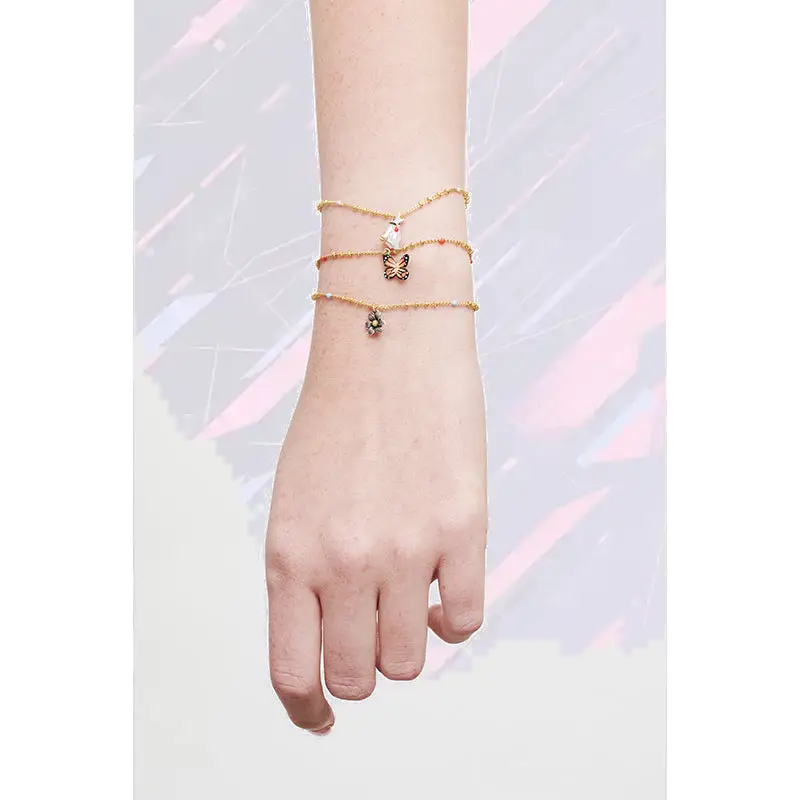 Bracelet élégant Les Néréides avec bélière lapin cristal nacré - Détails délicats en métal argenté