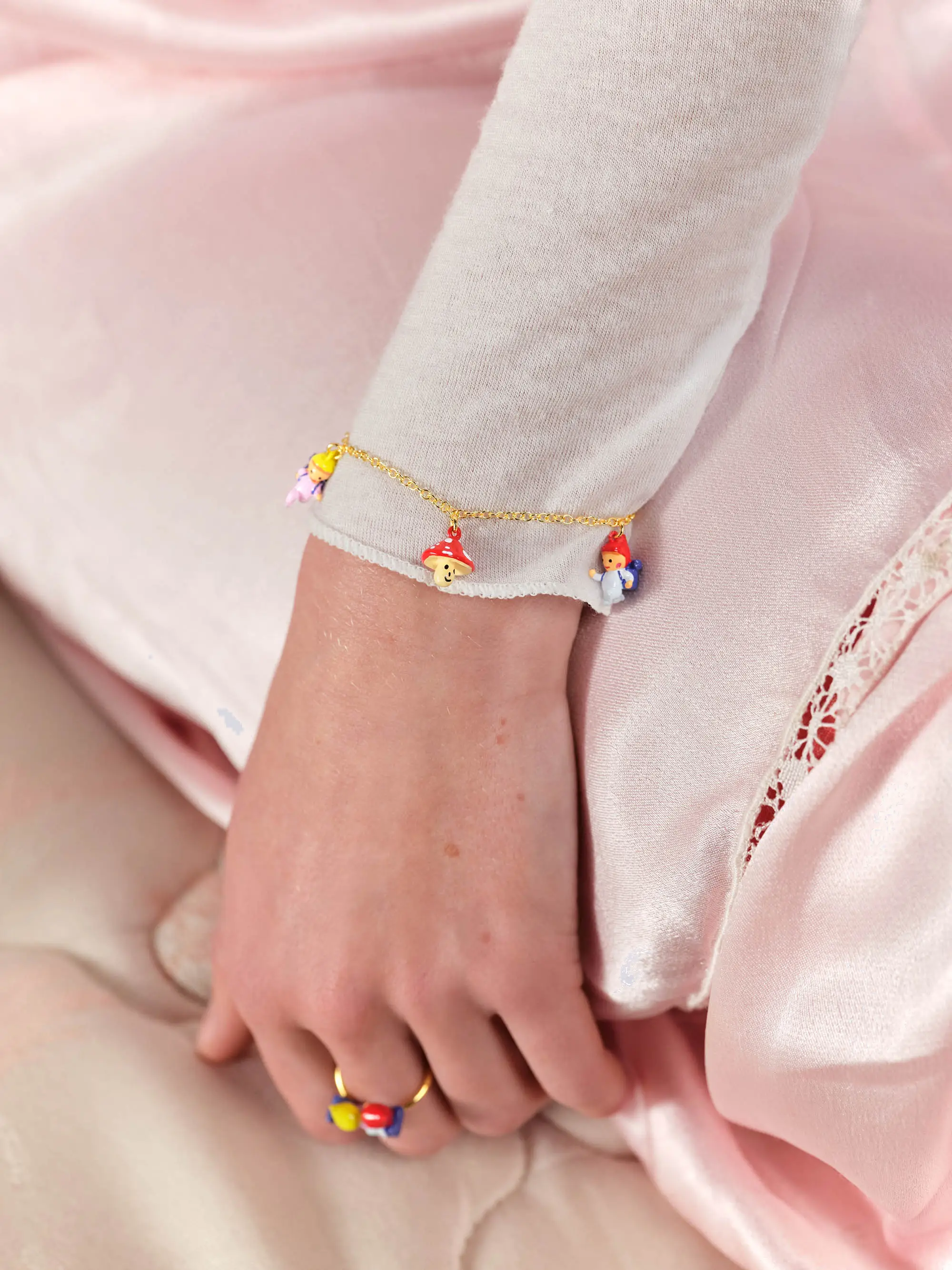 Bracelet Les Néréides : Charme Poétique avec Nains Aventuriers et Champignons Enchantés