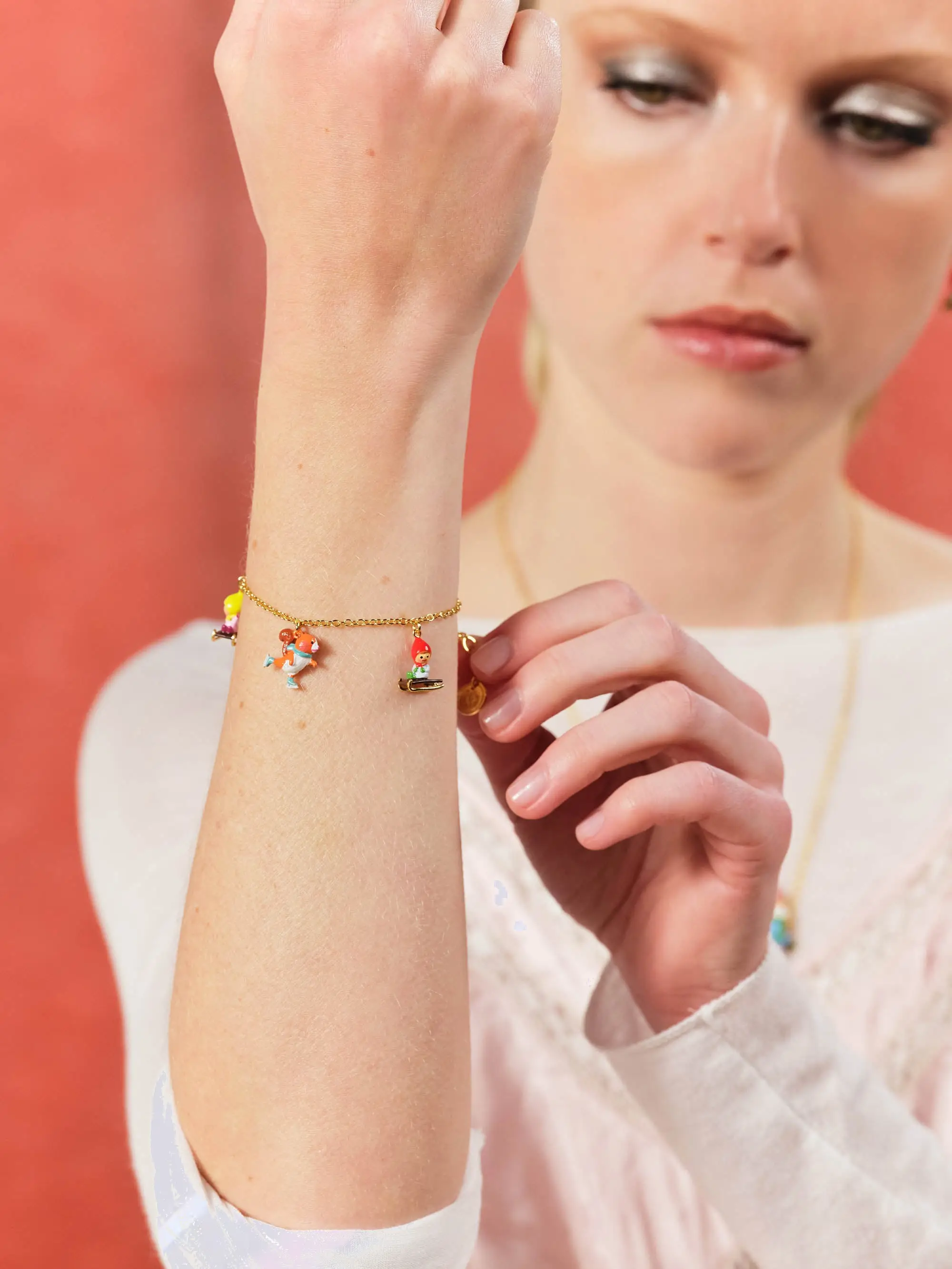 Bracelet féerique avec breloques traîneau, lutins espiègles et écureuil facétieux - Collection Les Néréides