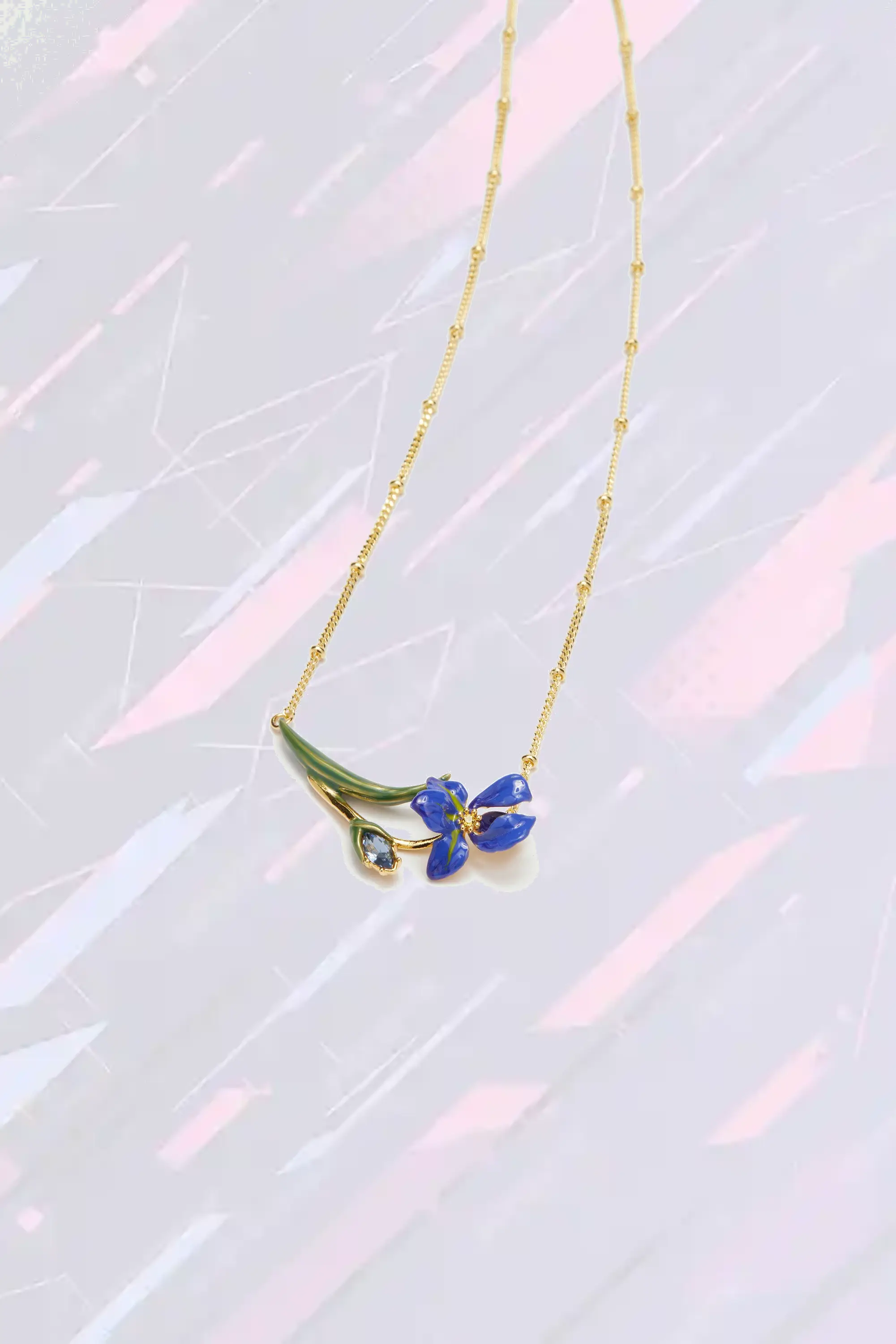 Collier Élégant aux Reflets Sibériens en Cristal Sculpté