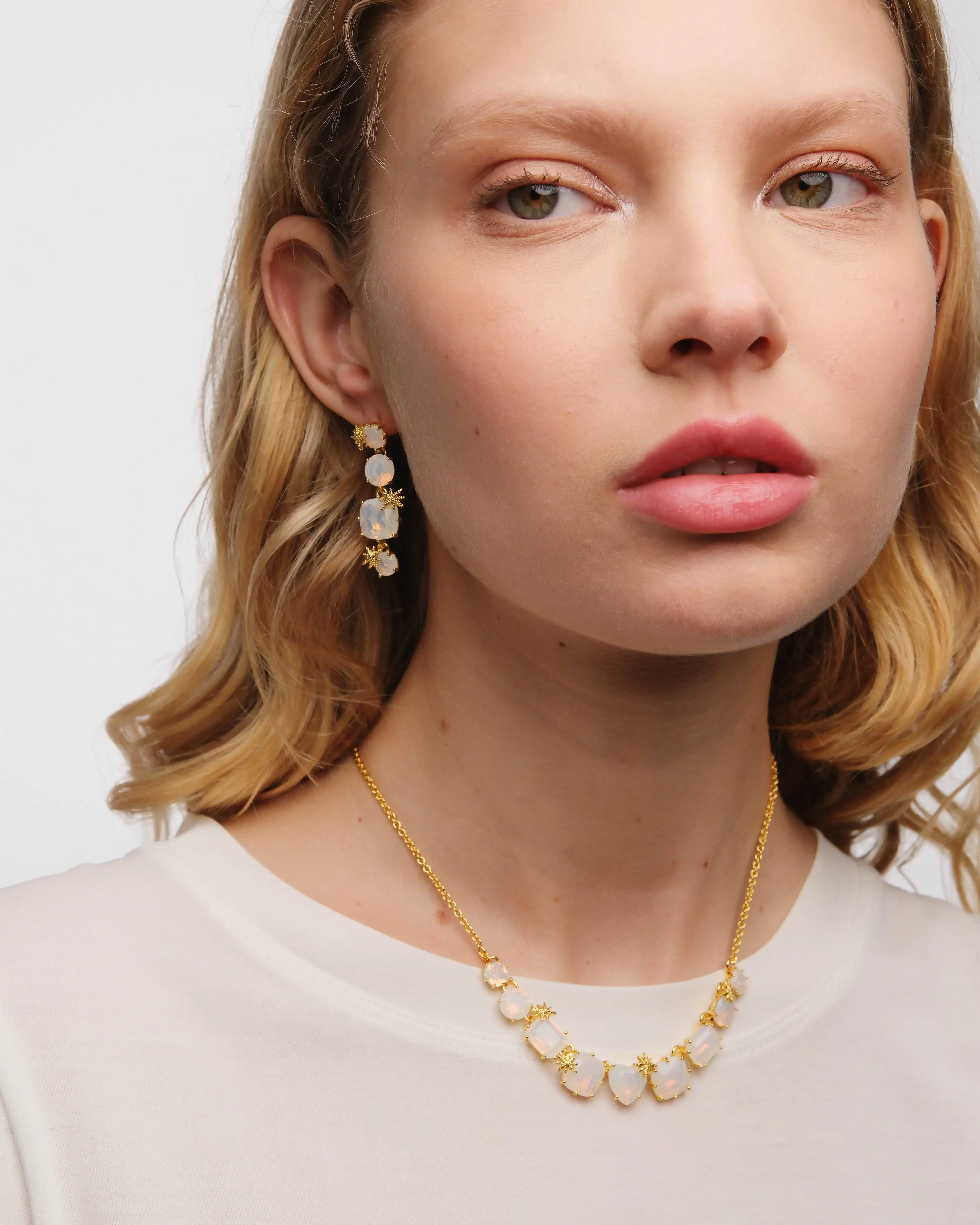 Collier délicat serti de 9 gemmes diamantines nacrées avec incrustations stellaires - Création Les Néréides