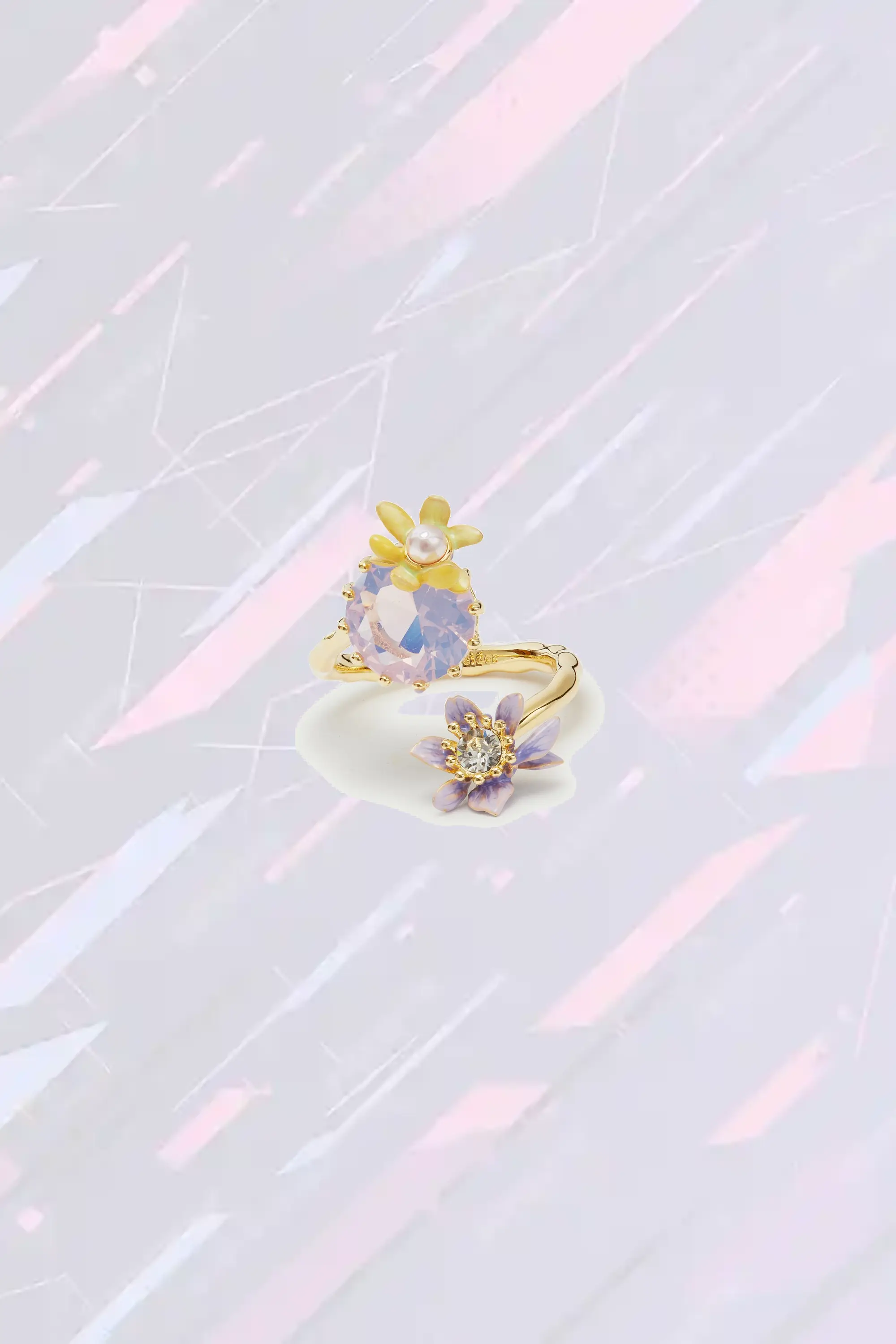 Bague réglable en pierre ronde à facettes violet nacrée avec incrustations florales de magnolia - Les Néréides