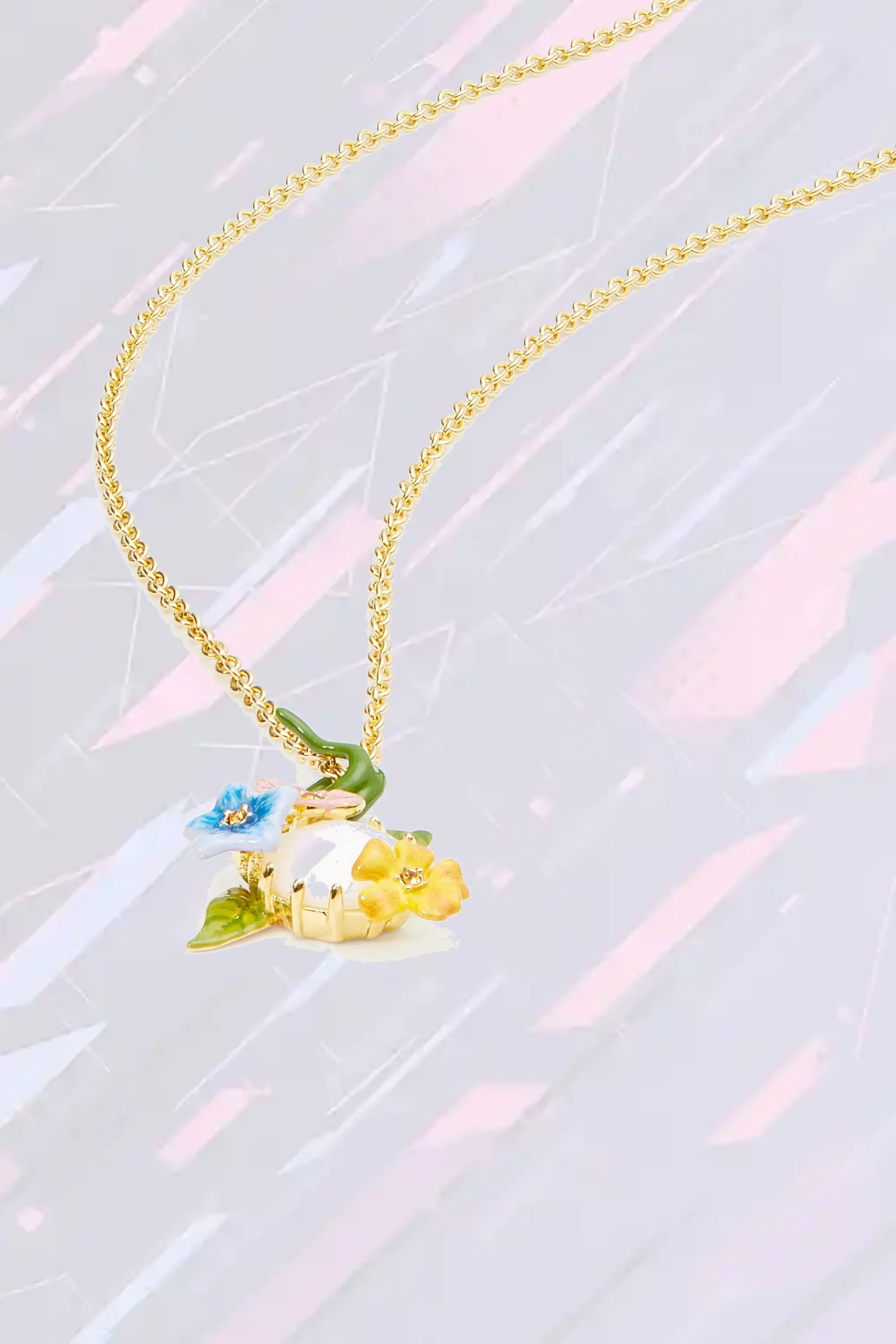 Collier Les Néréides - Pendentif floral en jasmin nacré à triple pétales sertis de cristaux éclatants