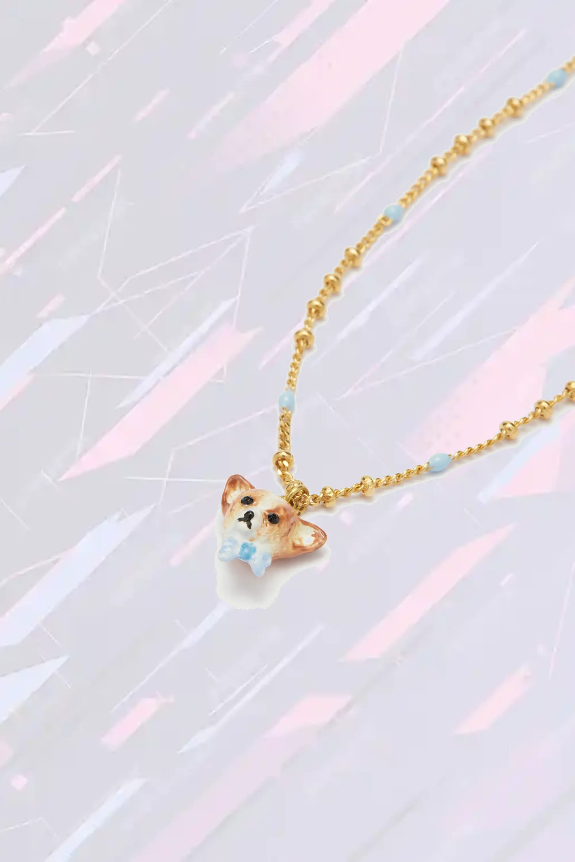 Bracelet fantaisie Les Néréides - Breloque chien chihuahua et motif papillon en émail coloré