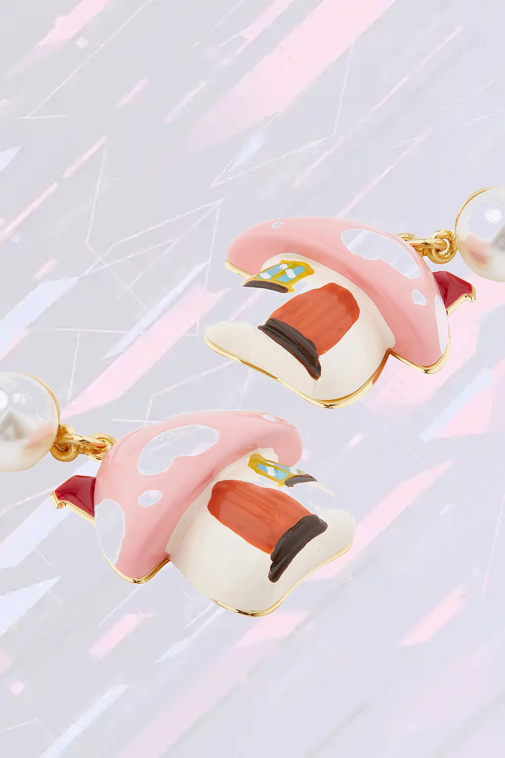 Boucles d'oreilles fantaisie cabane de champignons - Création artisanale Les Néréides Écrin féerique : boucles champignon-maison en résine colorée - Néréides Paris 