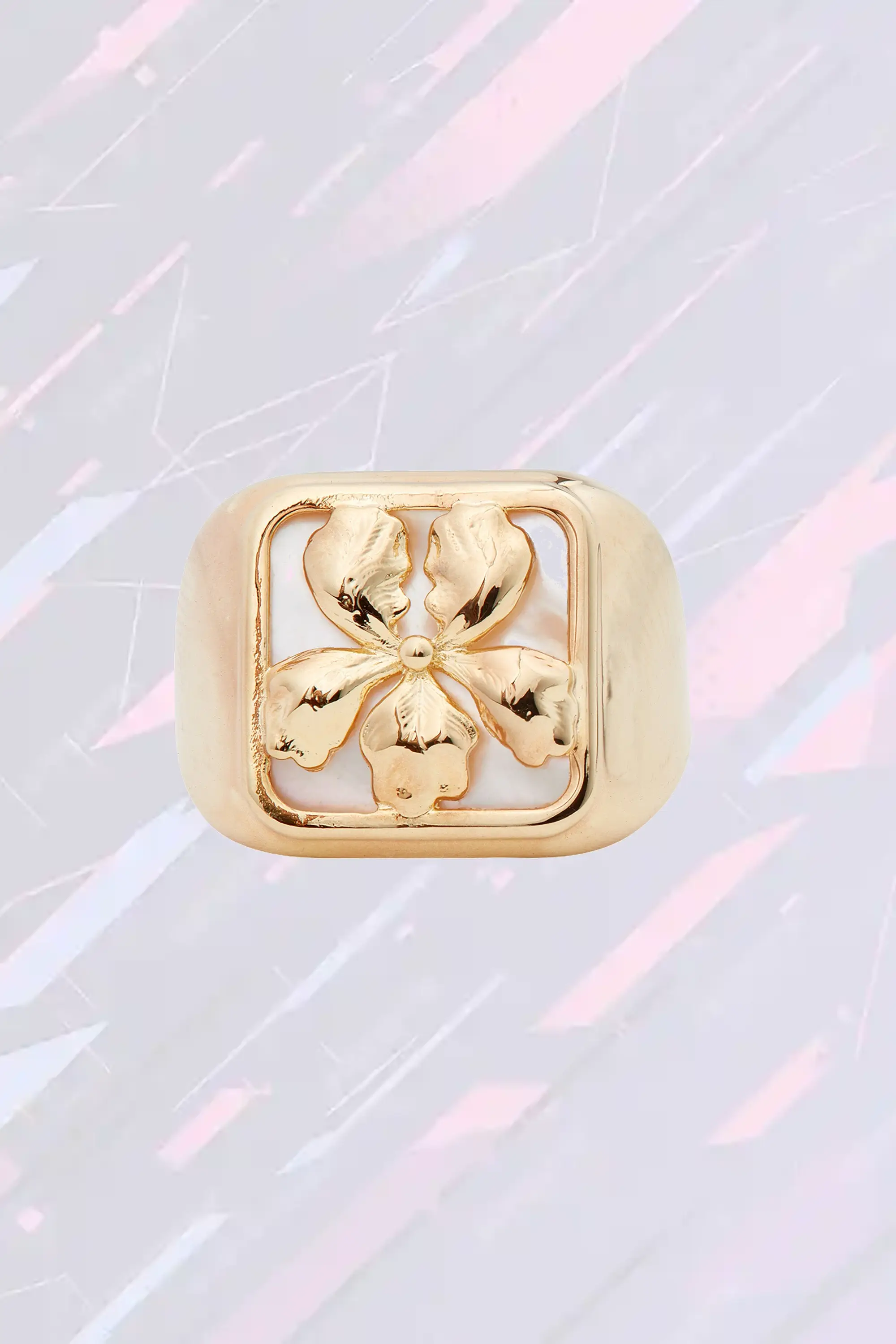 Anneau Les Néréides en nacre rehaussé de motifs irisés dorés