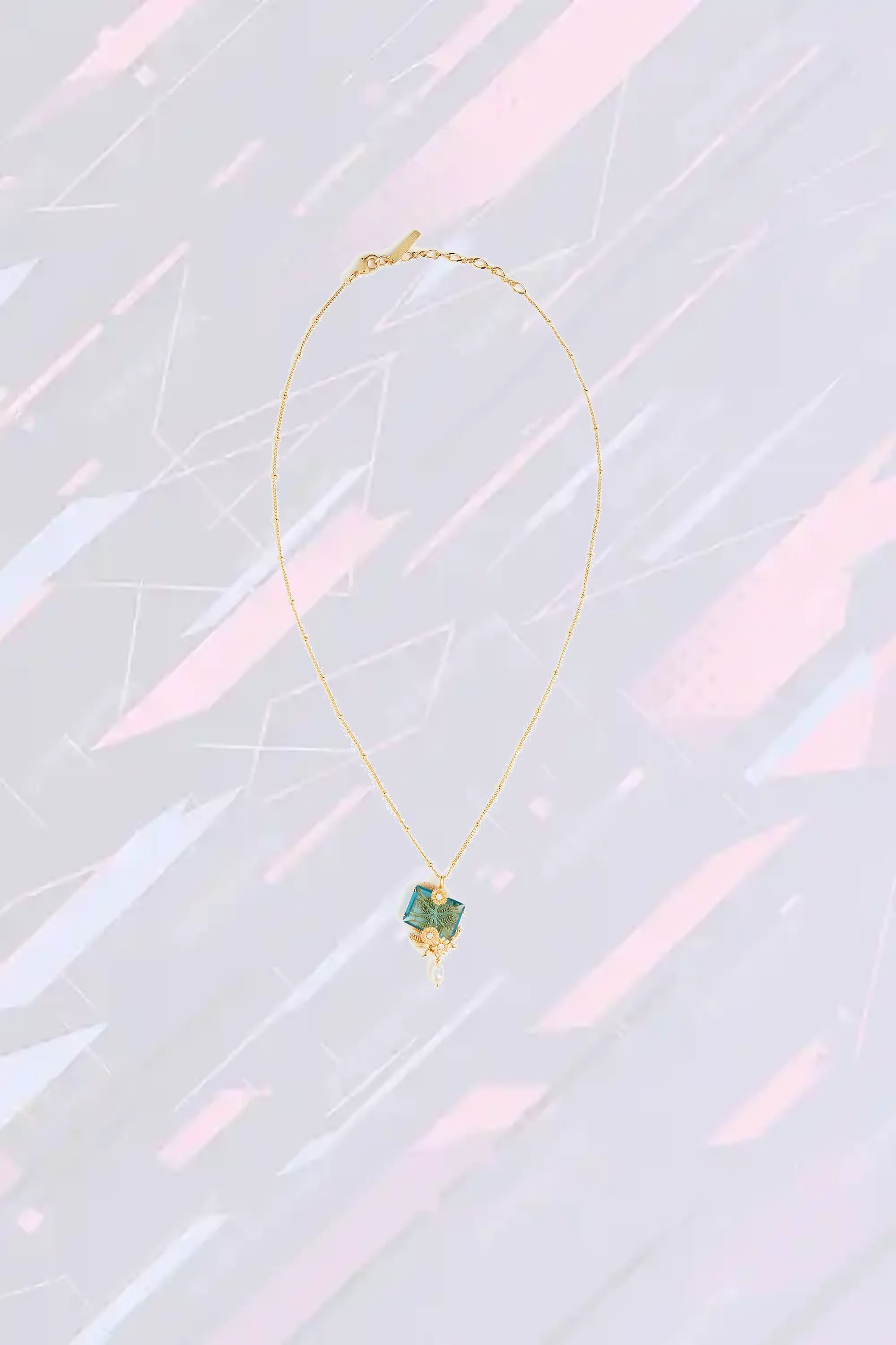 Collier serti d'un pendentif en lapis-lazuli poli, orné de pétales dorés à l'or fin et d'une perle baroque nacrée - Création Les Néréides