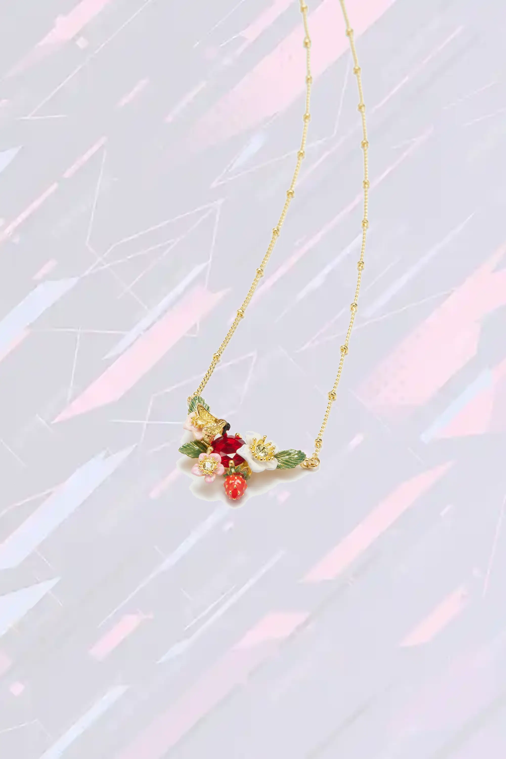 Les Néréides Pendentif Floral Fraises Sauvages, Délicates Fleurs et Butineur Artisanal