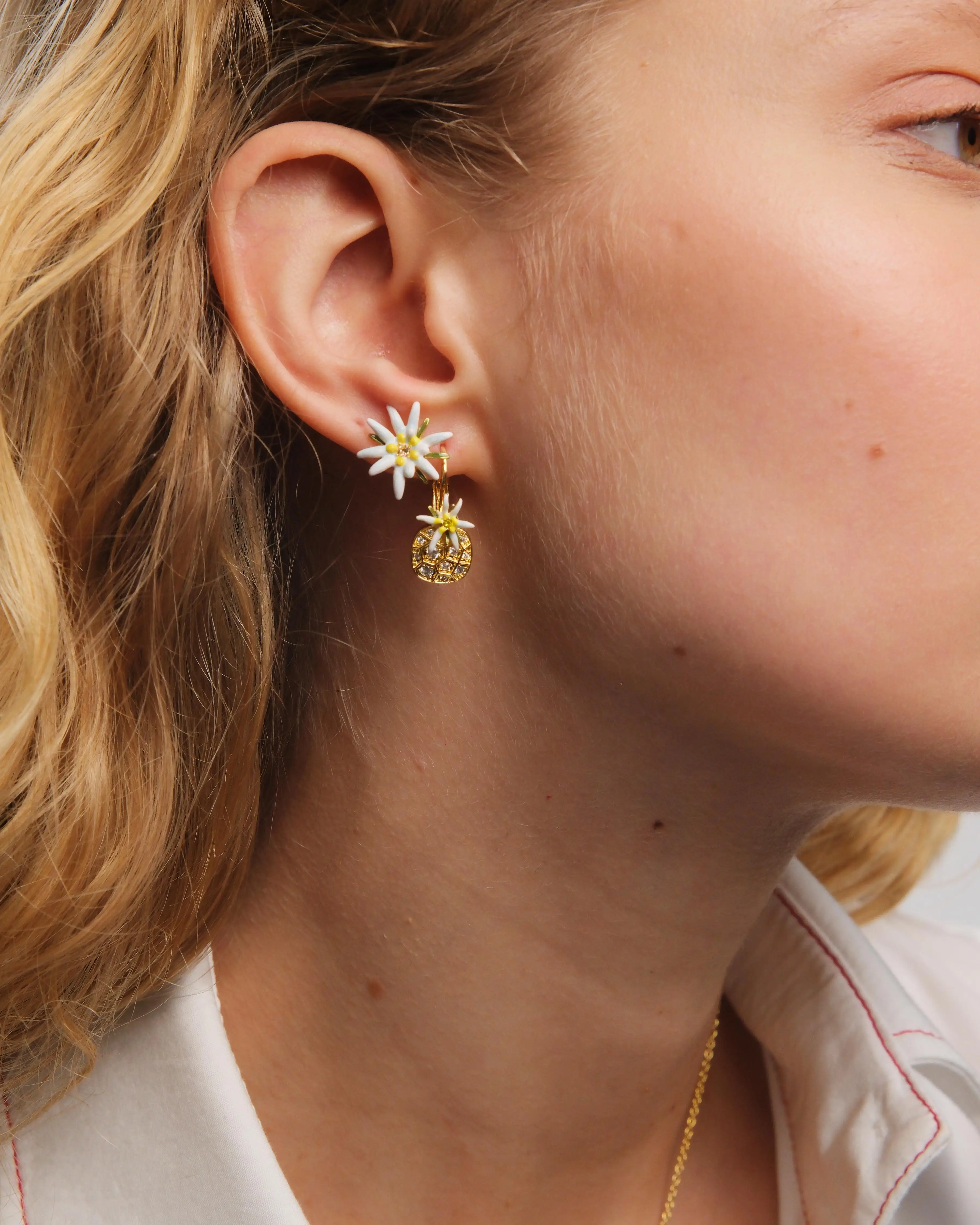 Boucles d'oreilles Néréides à tige argentée avec motif edelweiss élégant