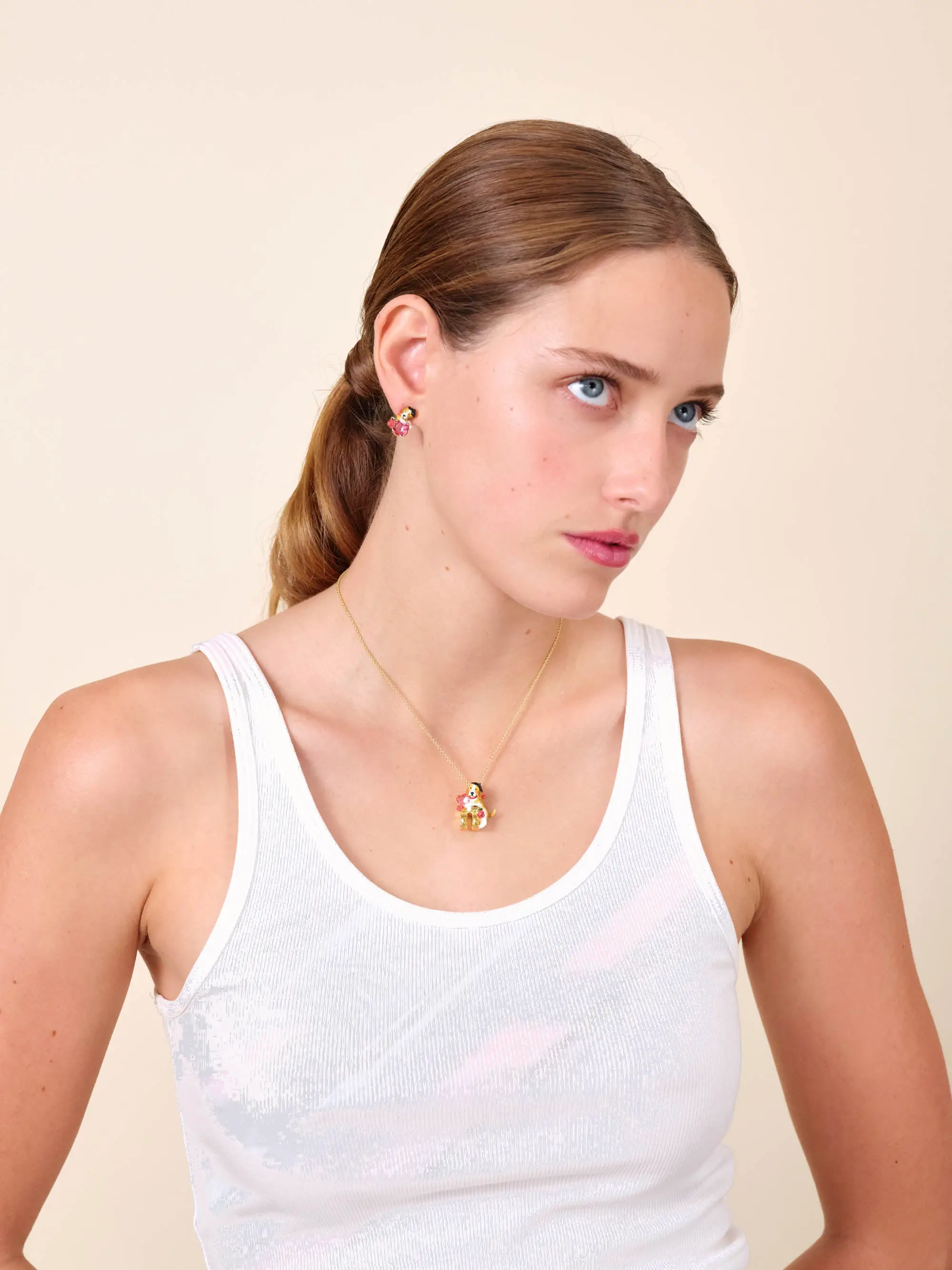 Collier Les Néréides : Pendentif sculpté chien beagle avec emblème parisien du Triomphe