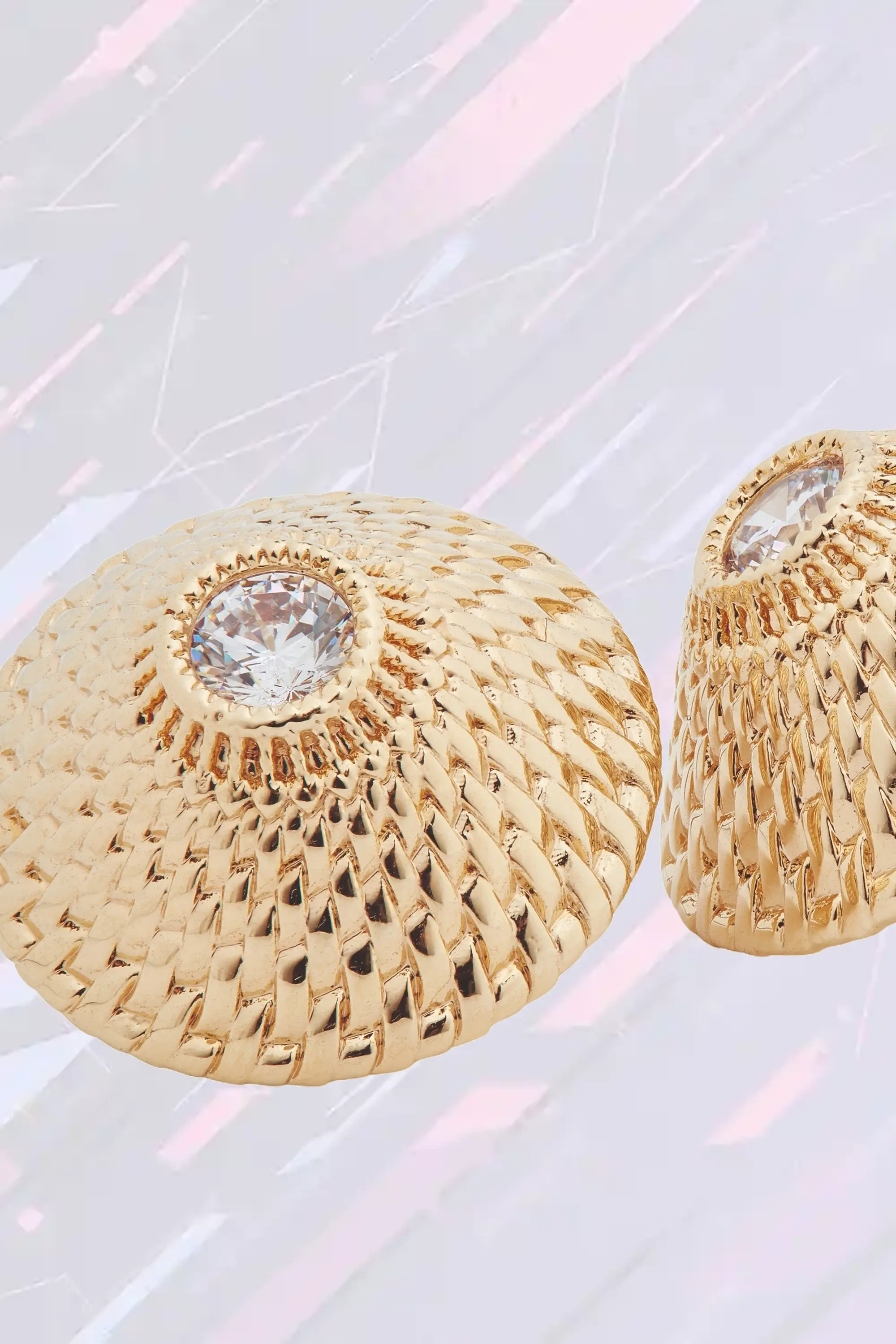 Boucles d'oreilles ethniques en osier tressé artisanalement - Tiges ajourées et disques finis - Création Les Néréides