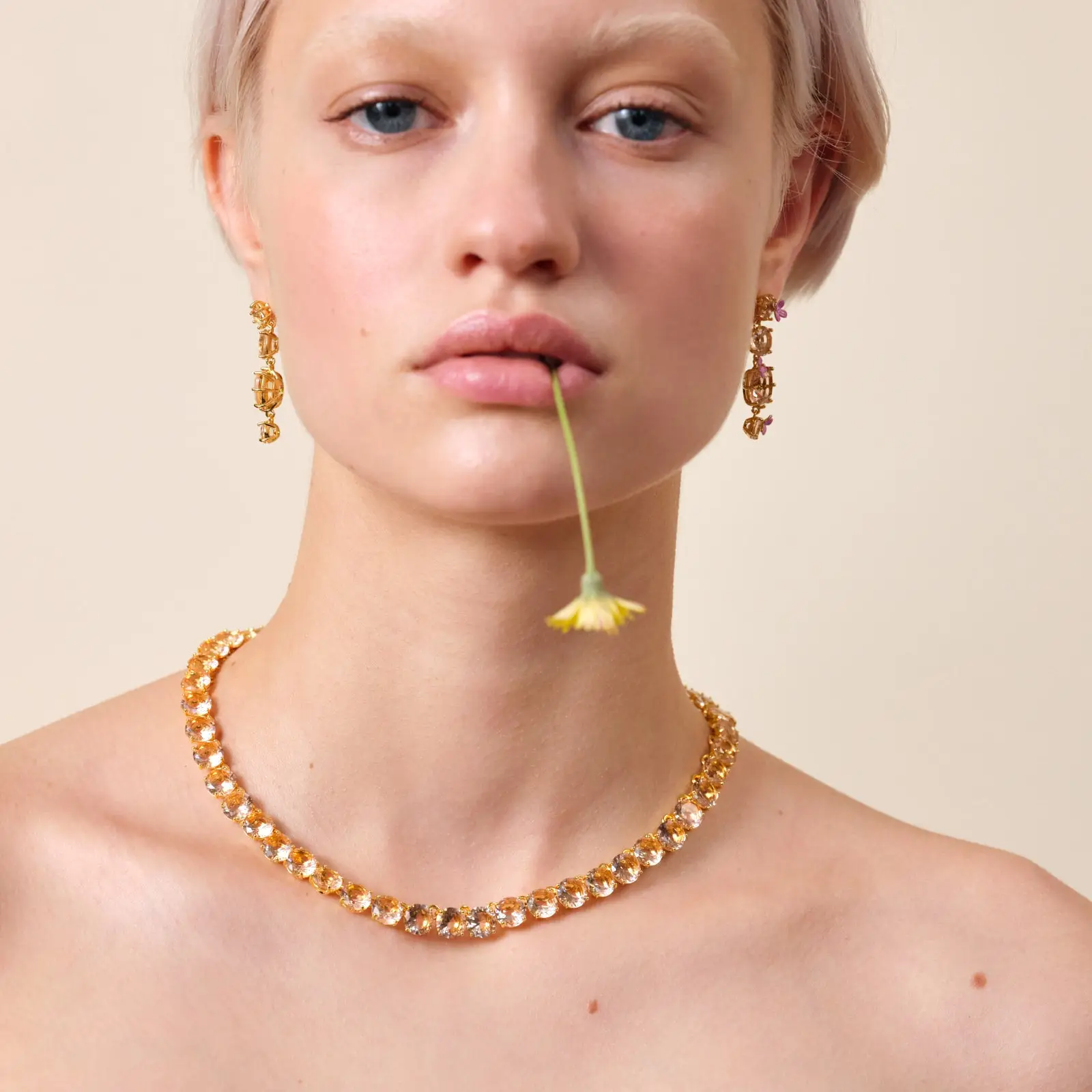 Collier Néréides élégant à perles rondes et finition diamantée rose abricot