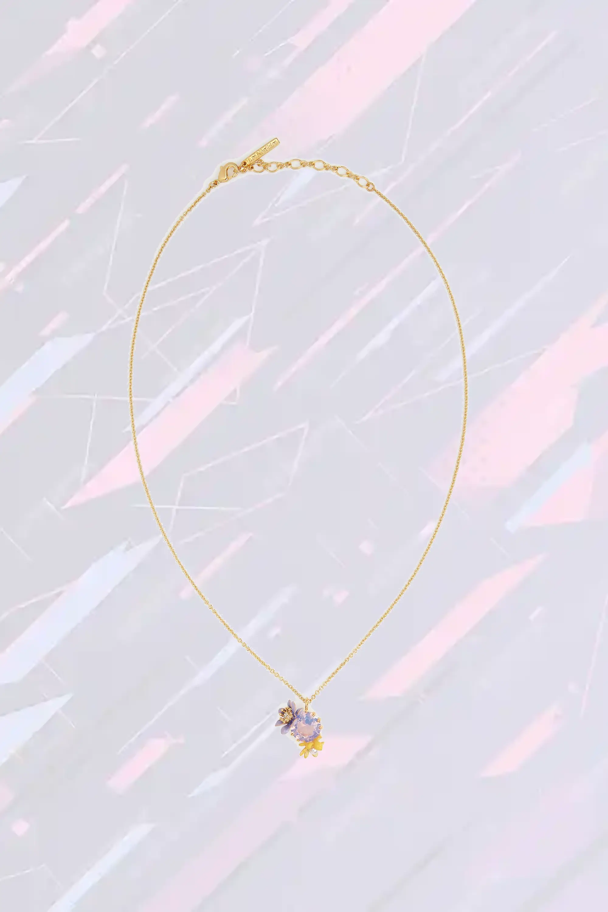 Collier Néréides en argent - Pendentif orné d'une pierre précieuse facettée lilas pâle avec gravure florale de magnolia