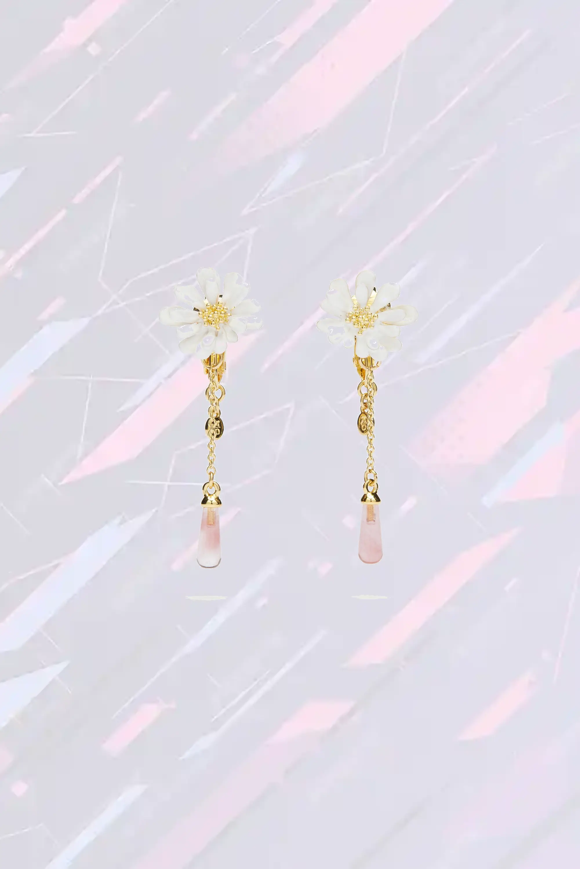 Boucles d’Oreilles Élégantes Fleur de Coton Blanc à Perle de Nacre Rosée - Création Étincelante avec Détail Délicat