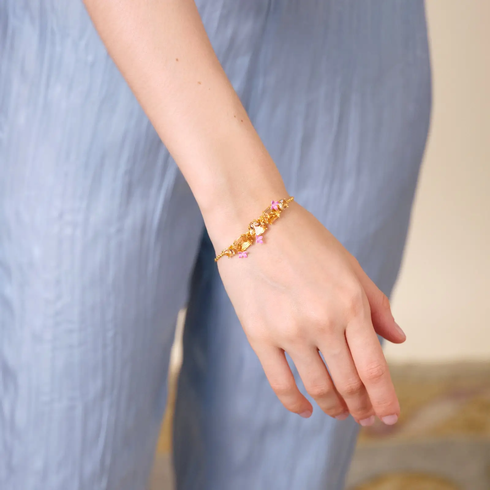 Bracelet délicat Les Néréides à motifs floraux - 5 gemmes précieuses serti de diamantins aux nuances pêche et rose