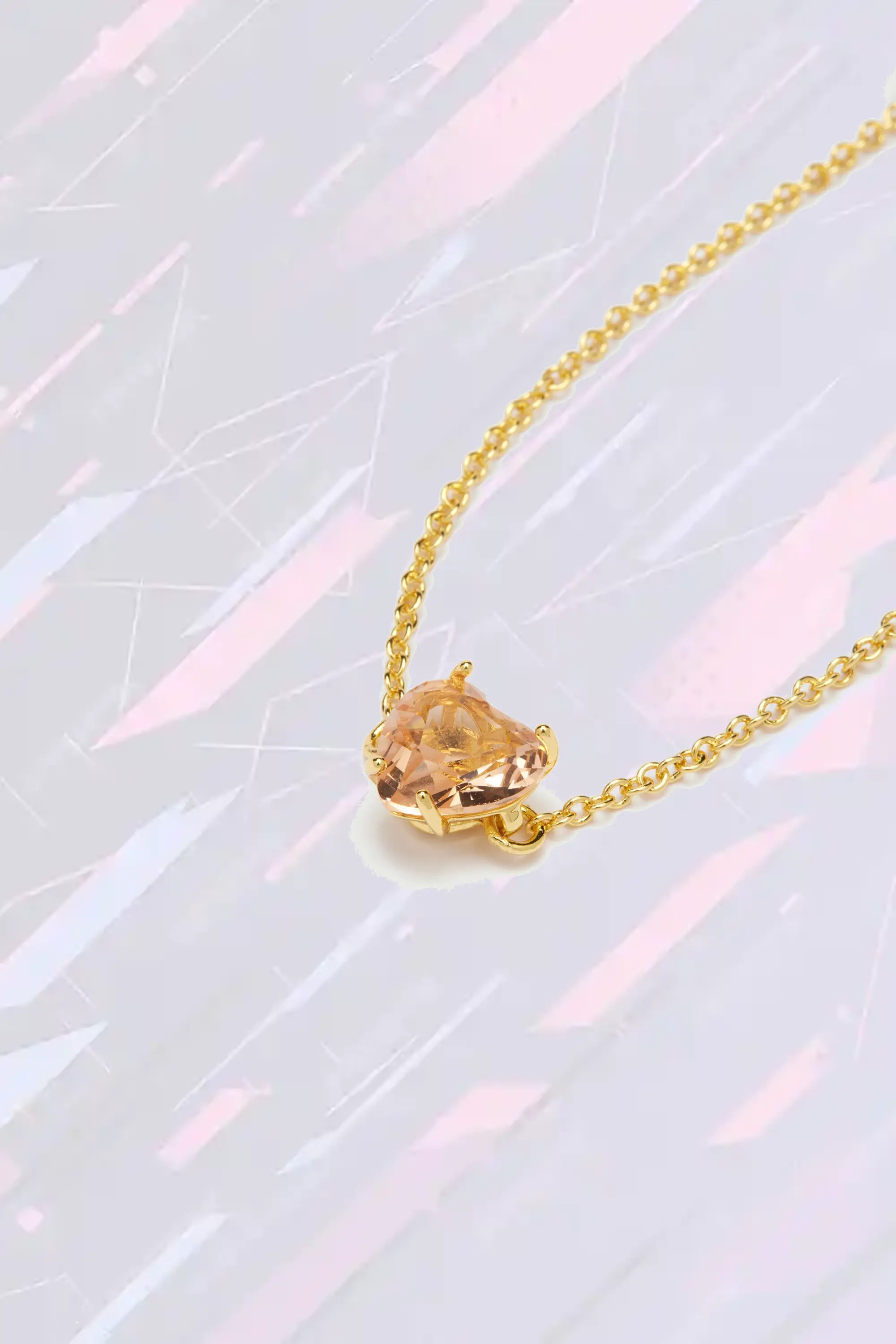 Bracelet Les Néréides en pierre diamantine avec pendentif cœur délicat - Nuance pêche dorée