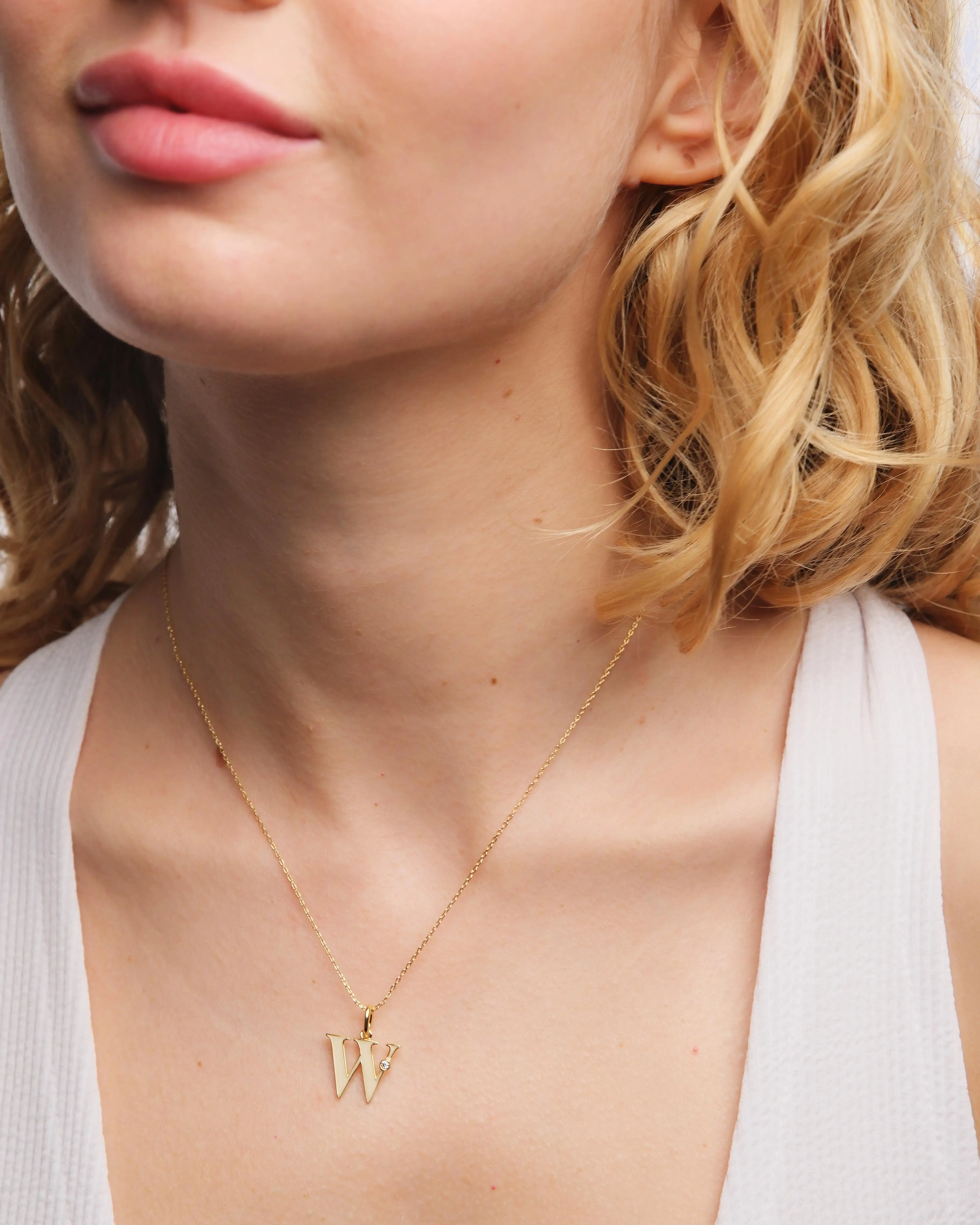 Collier féminin fantaisie avec pendentif lettre W stylisé - Bijou élégant Les Néréides