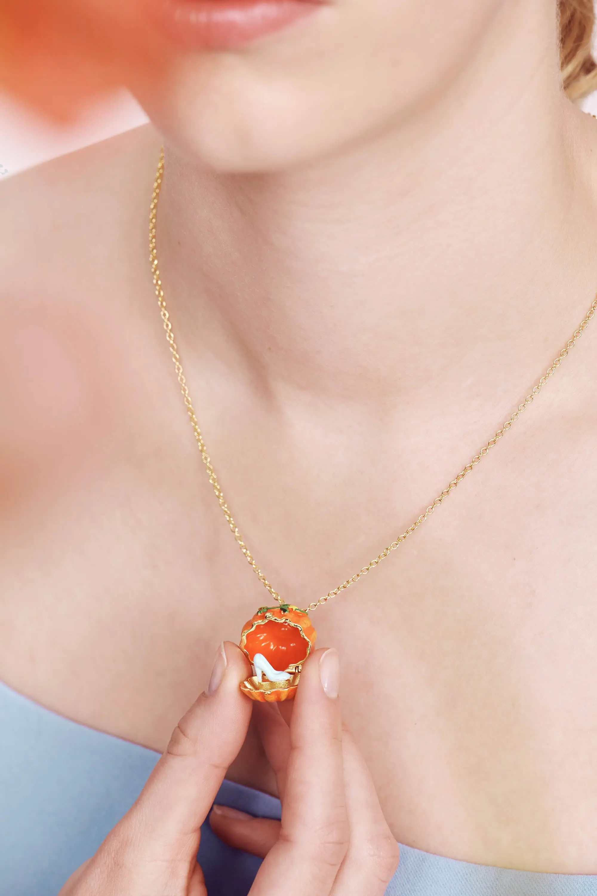 Collier mystérieux Les Néréides - Pendentif potiron et chaussure féerique