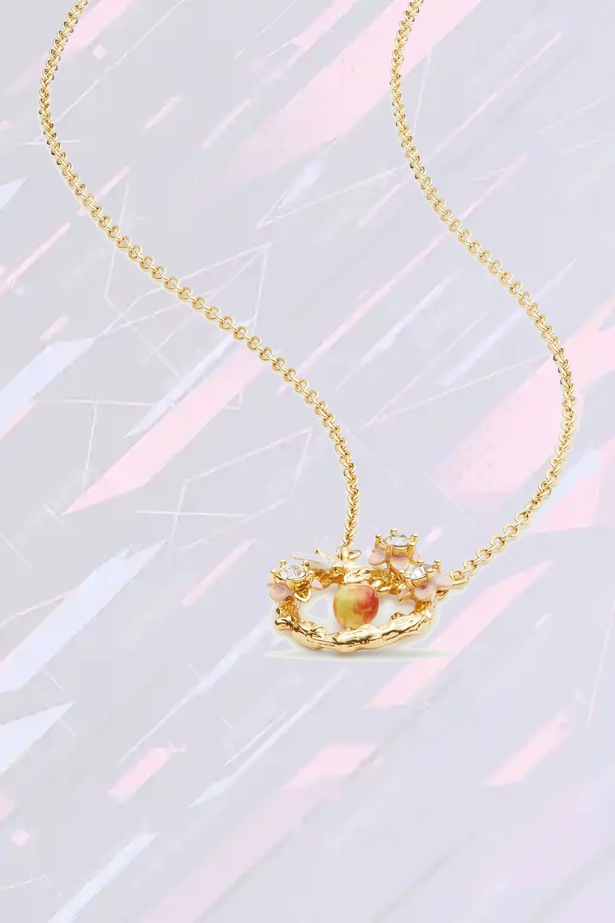 Collier fantaisie Les Néréides en métal argenté avec pendentif floral - composition printanière de poire cristallisée, pétales de pommier et insecte butineur